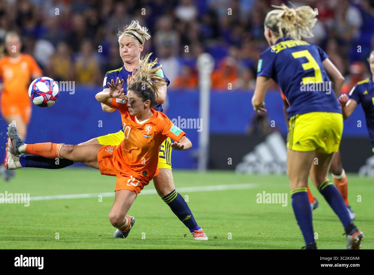 3 juillet 2019, Lyon, France : Van de Donk des pays-Bas et Fischer de Suède valables pour les demi-finales de la Coupe du monde féminine de football. (Crédit image : © Vanessa Carvalho/ZUMA Wire) Banque D'Images