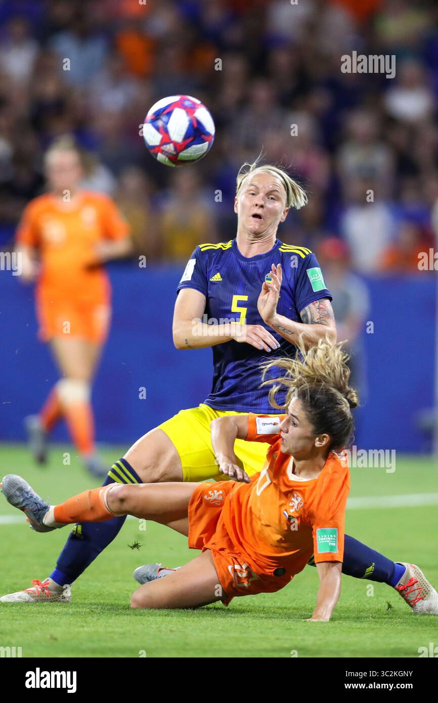 3 juillet 2019, Lyon, France : Van de Donk des pays-Bas et Fischer de Suède valables pour les demi-finales de la Coupe du monde féminine de football. (Crédit image : © Vanessa Carvalho/ZUMA Wire) Banque D'Images