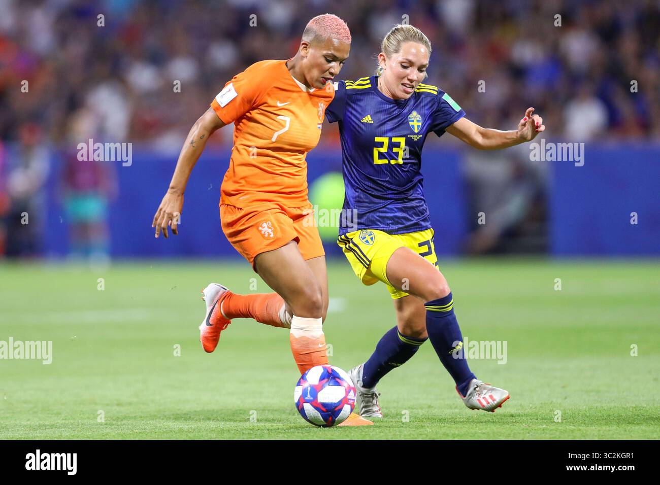3 juillet 2019, Lyon, France : Van de Sanden des pays-Bas et Rubensson de Suède valables pour les demi-finales de la Coupe du monde féminine de football. (Crédit image : © Vanessa Carvalho/ZUMA Wire) Banque D'Images
