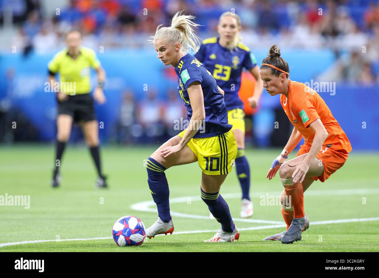 3 juillet 2019, Lyon, France : Van Dongen des pays-Bas et Jakobsson de Suède valables pour les demi-finales de la Coupe du monde féminine de football. (Crédit image : © Vanessa Carvalho/ZUMA Wire) Banque D'Images