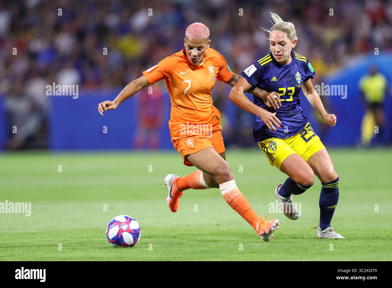 3 juillet 2019, Lyon, France : Van de Sanden des pays-Bas et Rubensson de Suède valables pour les demi-finales de la Coupe du monde féminine de football. (Crédit image : © Vanessa Carvalho/ZUMA Wire) Banque D'Images