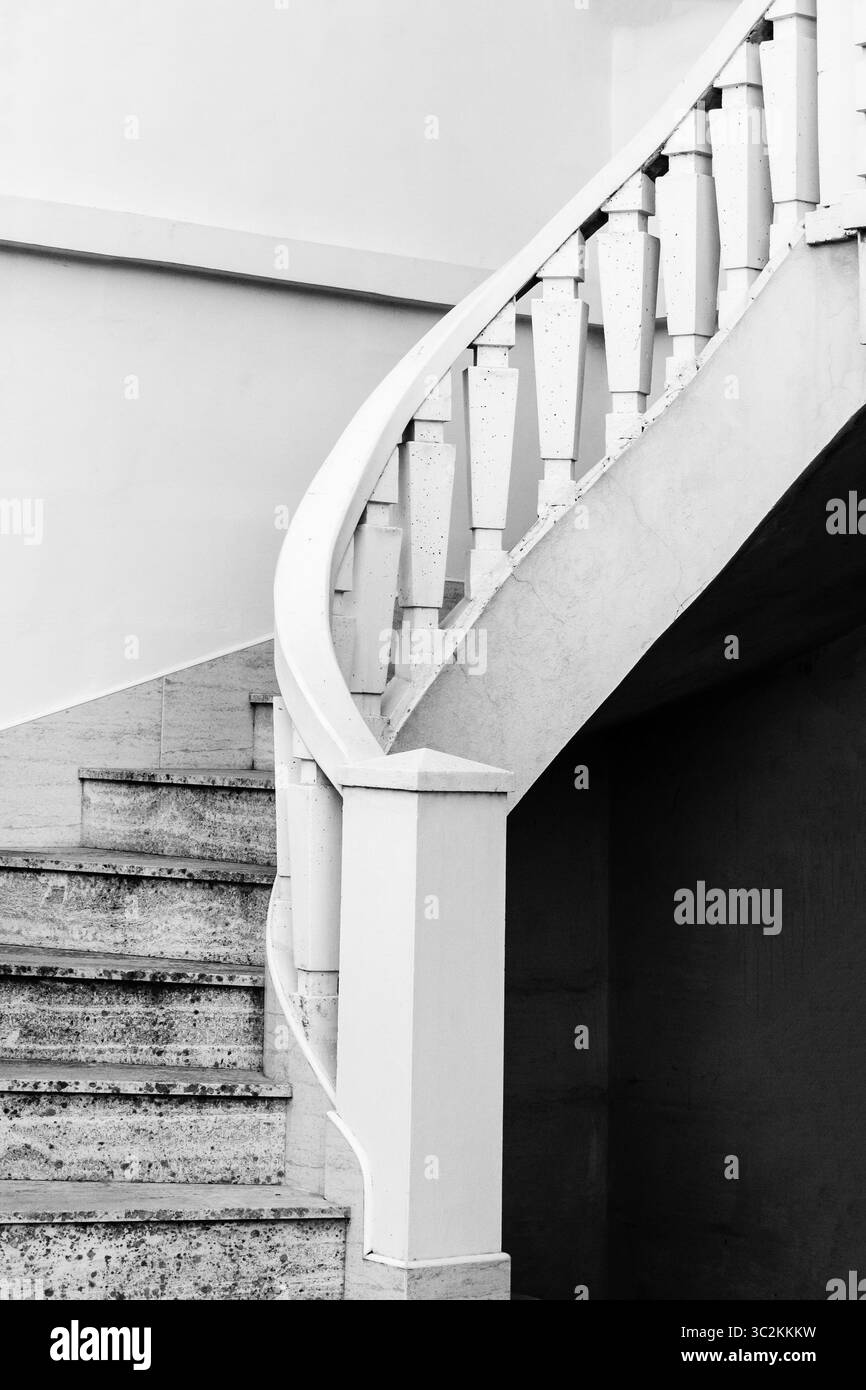 Élégant escalier en pierre blanche avec garde-corps classique dans un design d'intérieur minimaliste Banque D'Images
