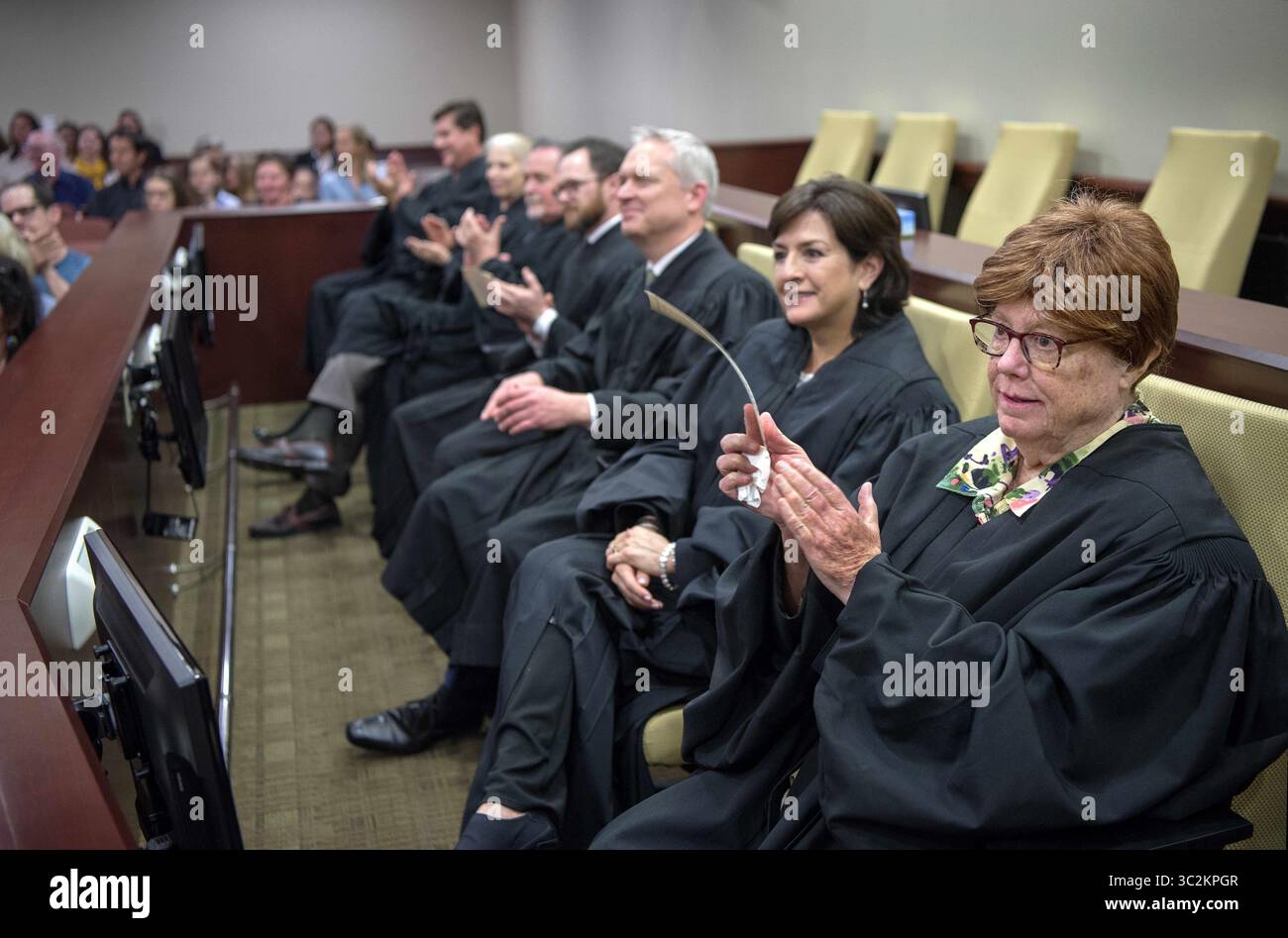 26 avril 2019 - États-Unis - la juge à la retraite Sarah Singleton, droite, avec d'autres juges du premier district, a assisté à l'investiture du juge Bryan Biedscheid, vendredi 26 avril 2019. (Crédit image : © Eddie Moore/Albuquerque Journal via ZUMA Wire) Banque D'Images