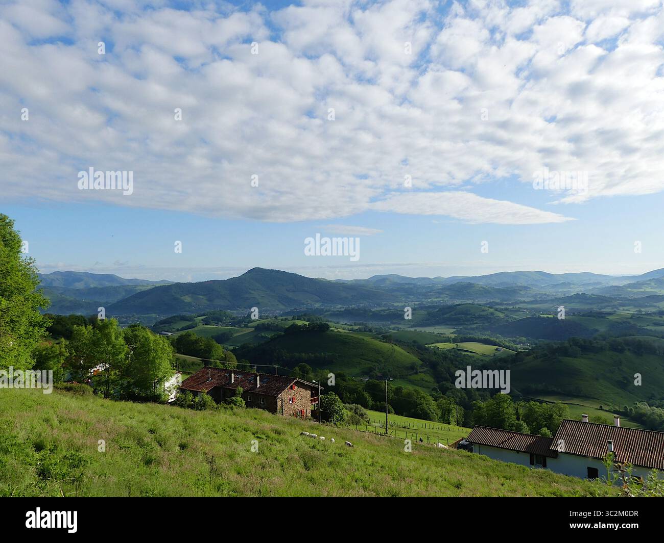 Vue panoramique sur les Pyrénées près du village de Honto, sur le Camino Francés Banque D'Images