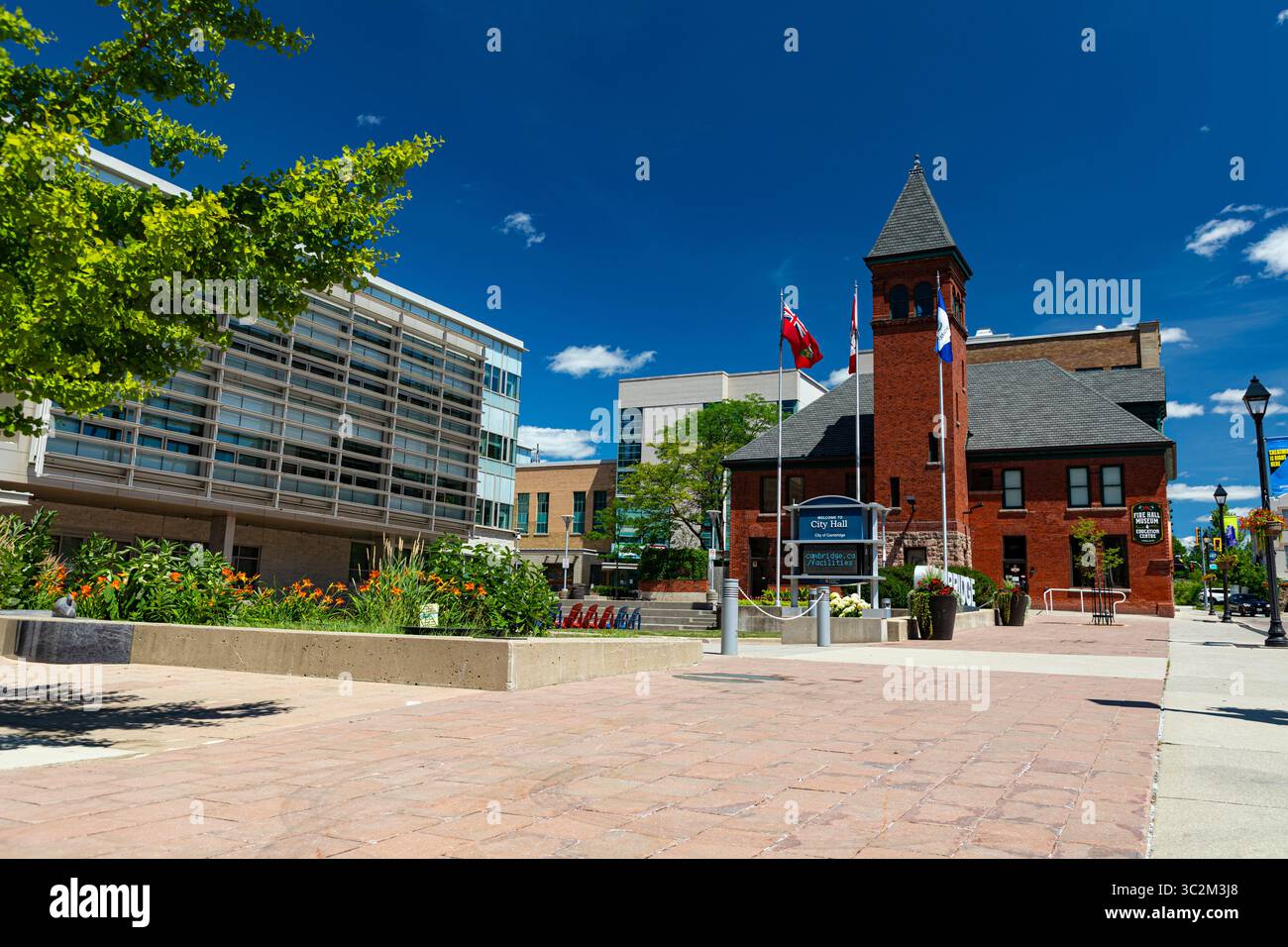 Cambridge, Ontario, Canada. Hôtel de ville de Cambridge et musée des pompiers. Banque D'Images