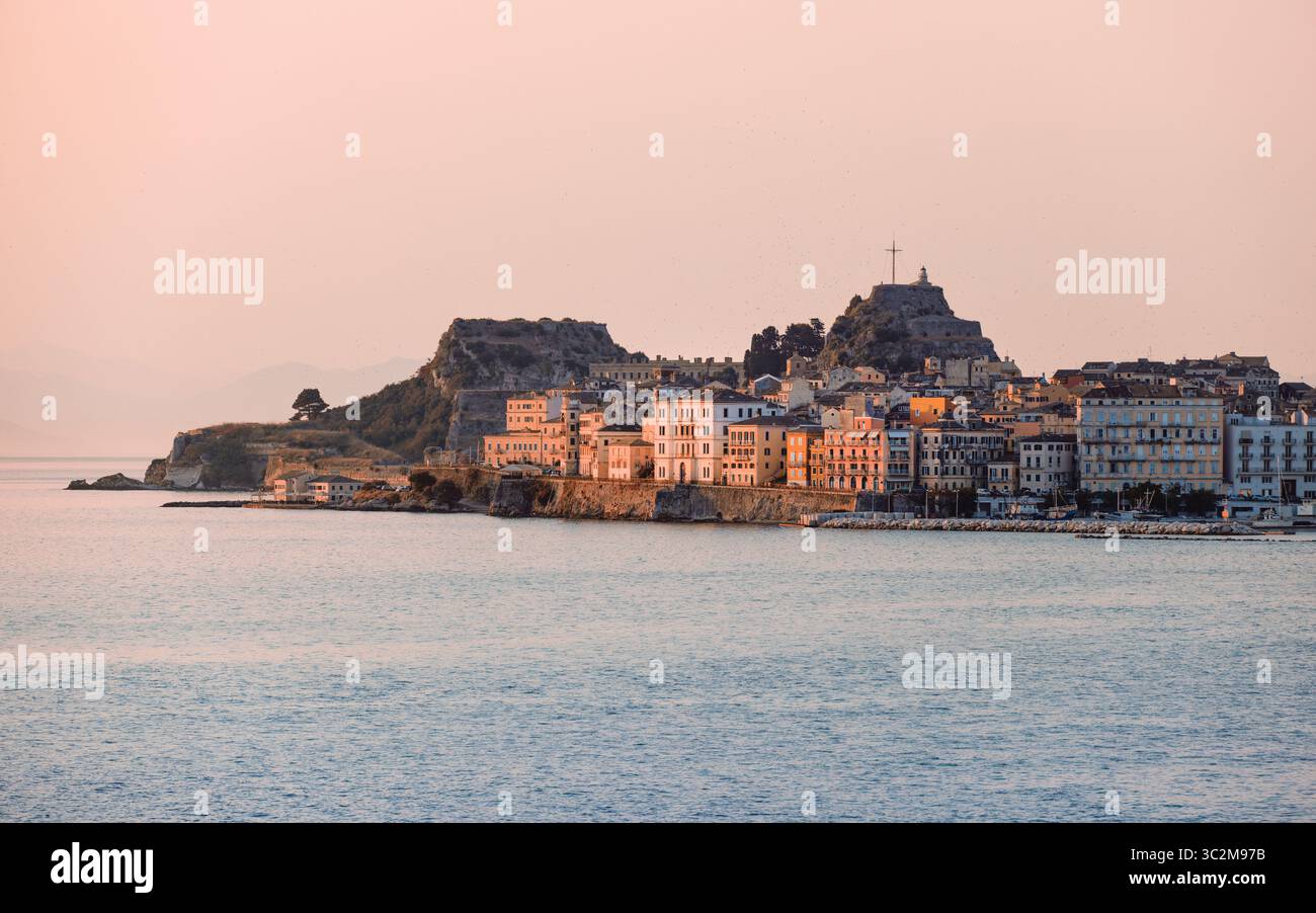 Panorama de la ville de Corfou sur l'île de Corfou dans la mer Ionienne, Grèce. Tôt le matin heure dorée au lever du soleil à Kerkyra. Banque D'Images