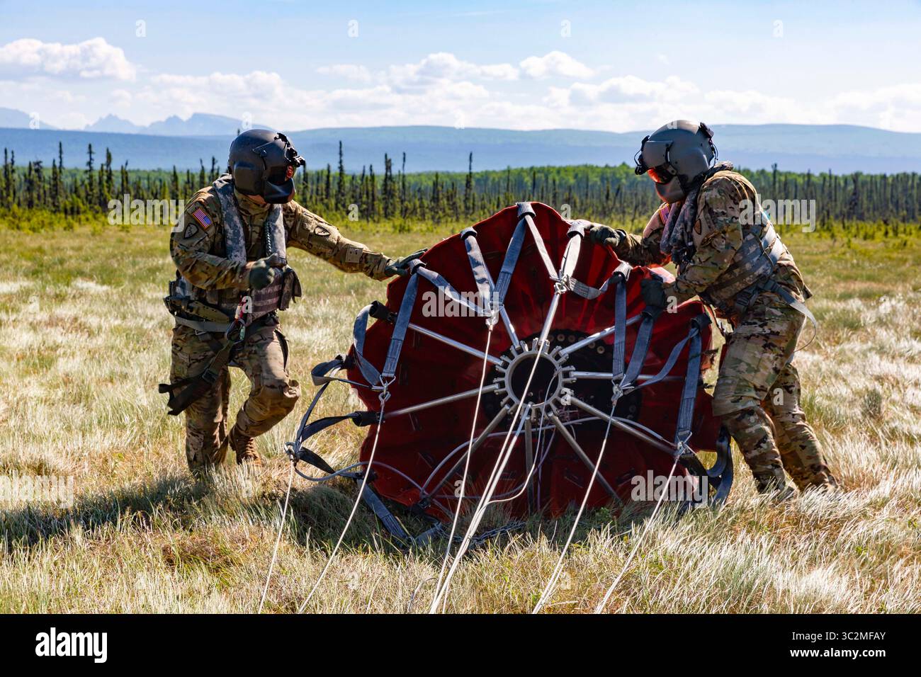 Le 4 juillet 2019 - Talkeetna, Alaska, États-Unis - Alaska Army National Guard UH-60 Blackhawk équipages du 1er au 207th Aviation opèrent en soutien aux équipages du Département des forêts pour combattre un incendie de forêt à Montana Creek près de Talkeetna, Alaska le 4 juillet 2019. (Crédit image : © U.S. Army/ZUMA Wire/ZUMAPRESS.com) Banque D'Images