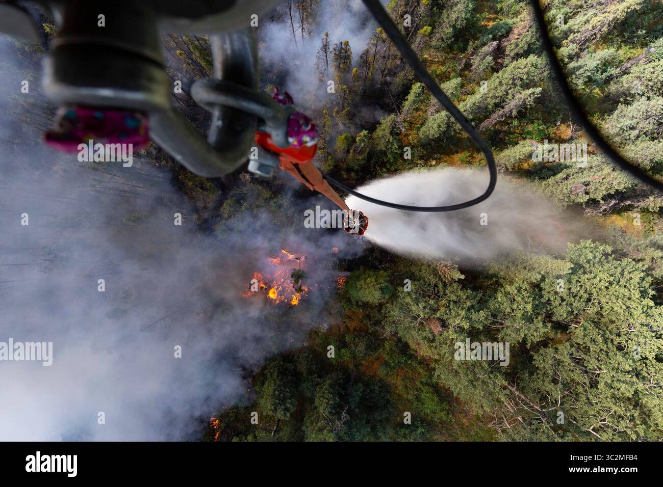 Le 4 juillet 2019 - Talkeetna, Alaska, États-Unis - Alaska Army National Guard UH-60 Blackhawk équipages du 1er au 207th Aviation opèrent en soutien aux équipages du Département des forêts pour combattre un incendie de forêt à Montana Creek près de Talkeetna, Alaska le 4 juillet 2019. (Crédit image : © U.S. Army/ZUMA Wire/ZUMAPRESS.com) Banque D'Images