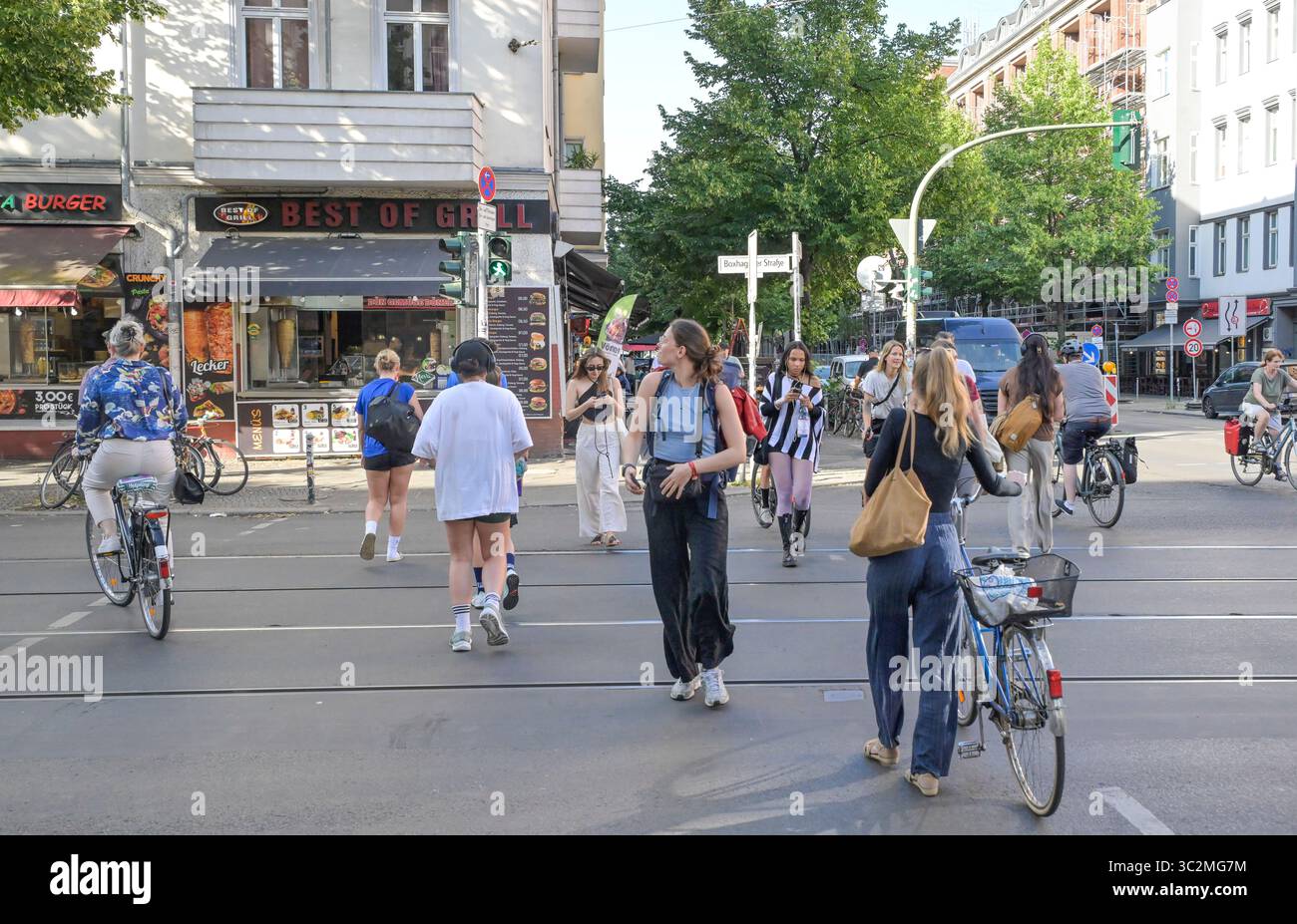 Straßenszene, Passanten, Boxhagener Straße, Friedrichshain, Bezirk Friedrichshain-Kreuzberg, Berlin, Deutschland Banque D'Images