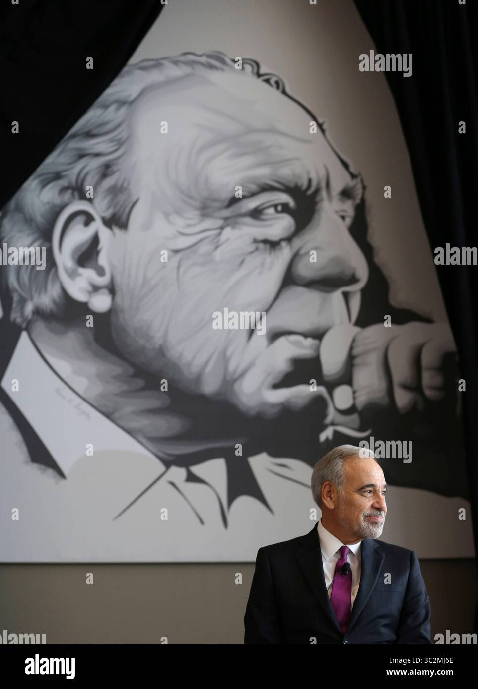 15 mai 2019 - San Antonio, Texas, États-Unis - L'ancien représentant du Congrès CHARLIE GONZALEZ est assis sous une fresque de son père - l'un des politiciens les plus emblématiques de San Antonio - le député Henry B. Gonzalez alors que la famille, l'ami et les admirateurs se réunissent au Palais des Congrès pour voir le dévoilement de la fresque murale ressuscitée de Gonzalez le mercredi 15 mai 2019. La peinture murale originale a été peinte par l'artiste Ronald Rocha au restaurant mexicain Estela sur le West Side de la ville, mais a été peinte par les nouveaux propriétaires du bâtiment. Grâce à un effort de l'homme d'affaires Louis Escareno et beaucoup d'autres, un rendu plus grand que la vie Banque D'Images