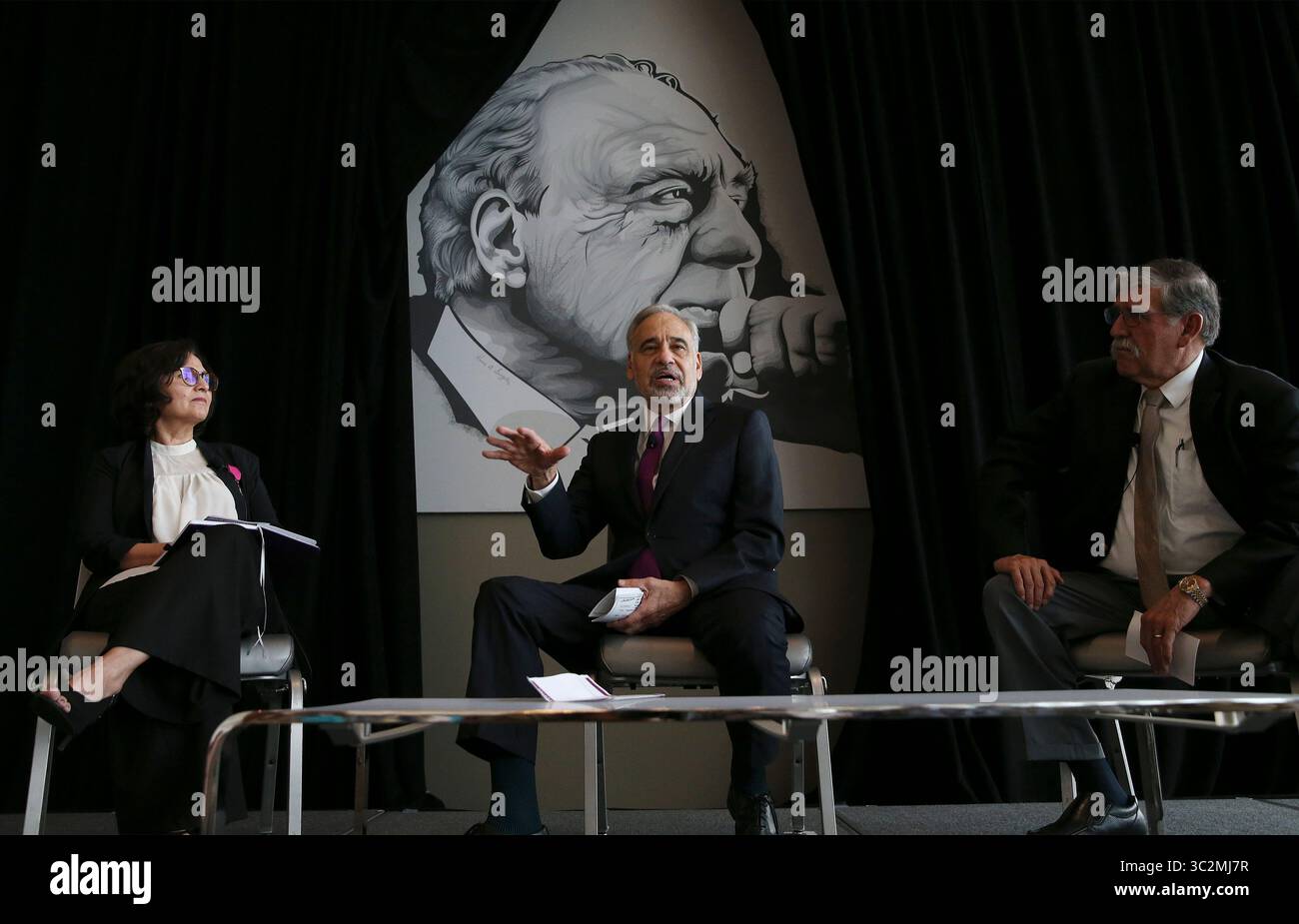 15 mai 2019 - San Antonio, Texas, États-Unis - L'ancien représentant du Congrès CHARLIE GONZALEZ (au centre) est assis sous une fresque de son père - l'un des politiciens les plus emblématiques de San Antonio - le membre du Congrès Henry B. Gonzalez lors d'une séance d'interview avec l'ancien président de l'UTSA RICARDO ROMO (à droite) et le professeur de journalisme de l'UT MAGGIE MAGGIE RIVAS-RODRIGUEZ (à gauche) alors que la famille, amis et admirateurs se réunissent au Palais des Congrès pour voir le mercredi 15 mai 2019. La peinture murale originale a été peinte par l'artiste Ronald Rocha au restaurant mexicain Estela's, dans le quartier West si de la ville Banque D'Images