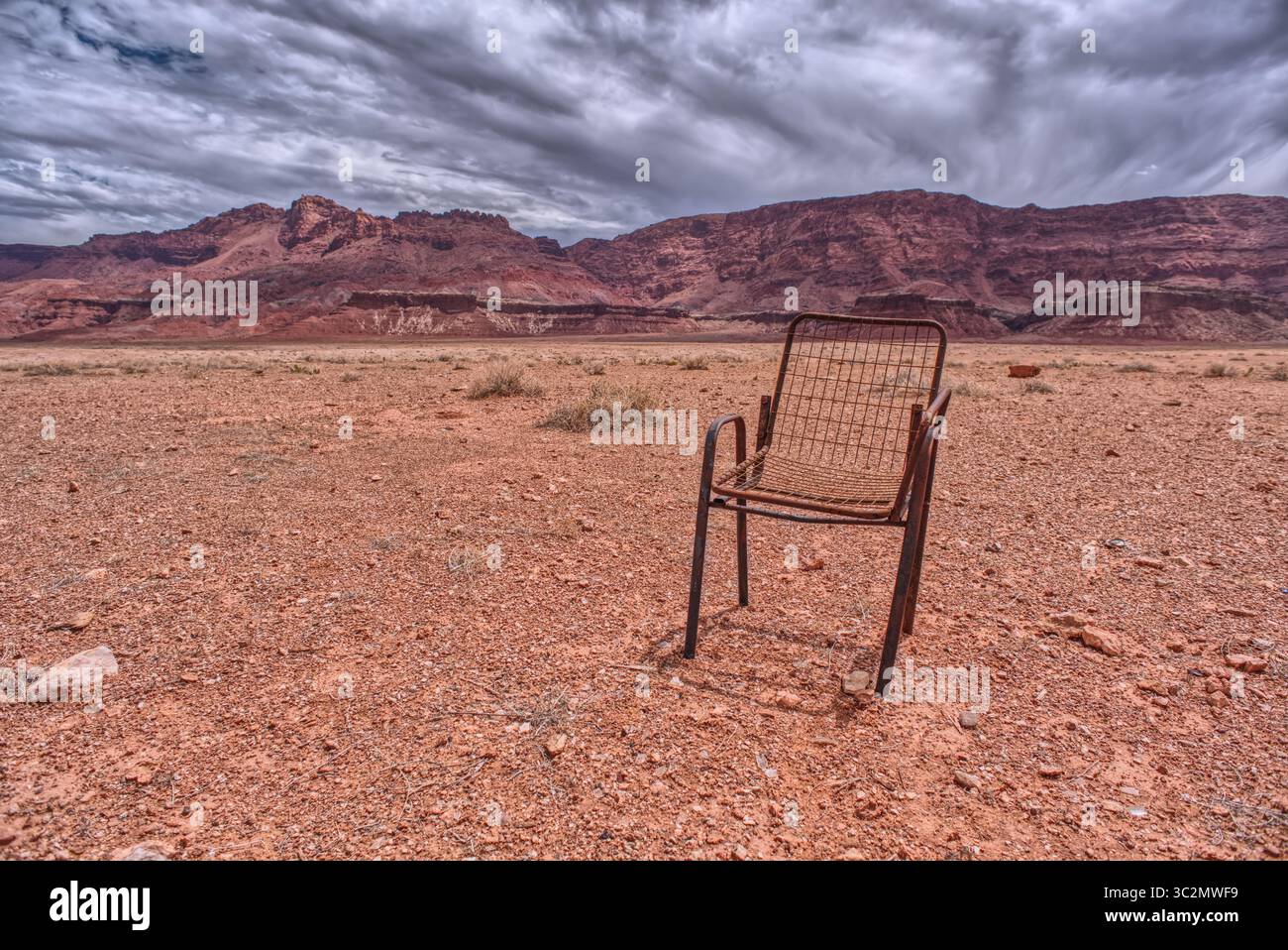 Une chaise de pelouse abandonnée en vue d'Echo Cliffs près de Marble Canyon Arizona depuis US89A par une journée nuageuse. Cette section des falaises est près du Li Banque D'Images