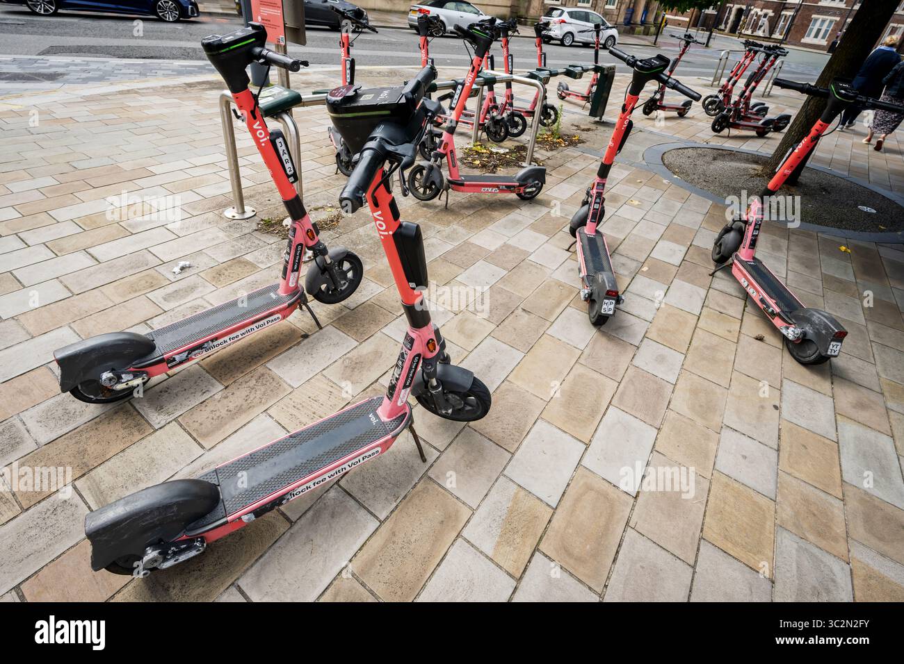 Un groupe de scooters électriques à louer obstruant les rues de Liverpool. Banque D'Images