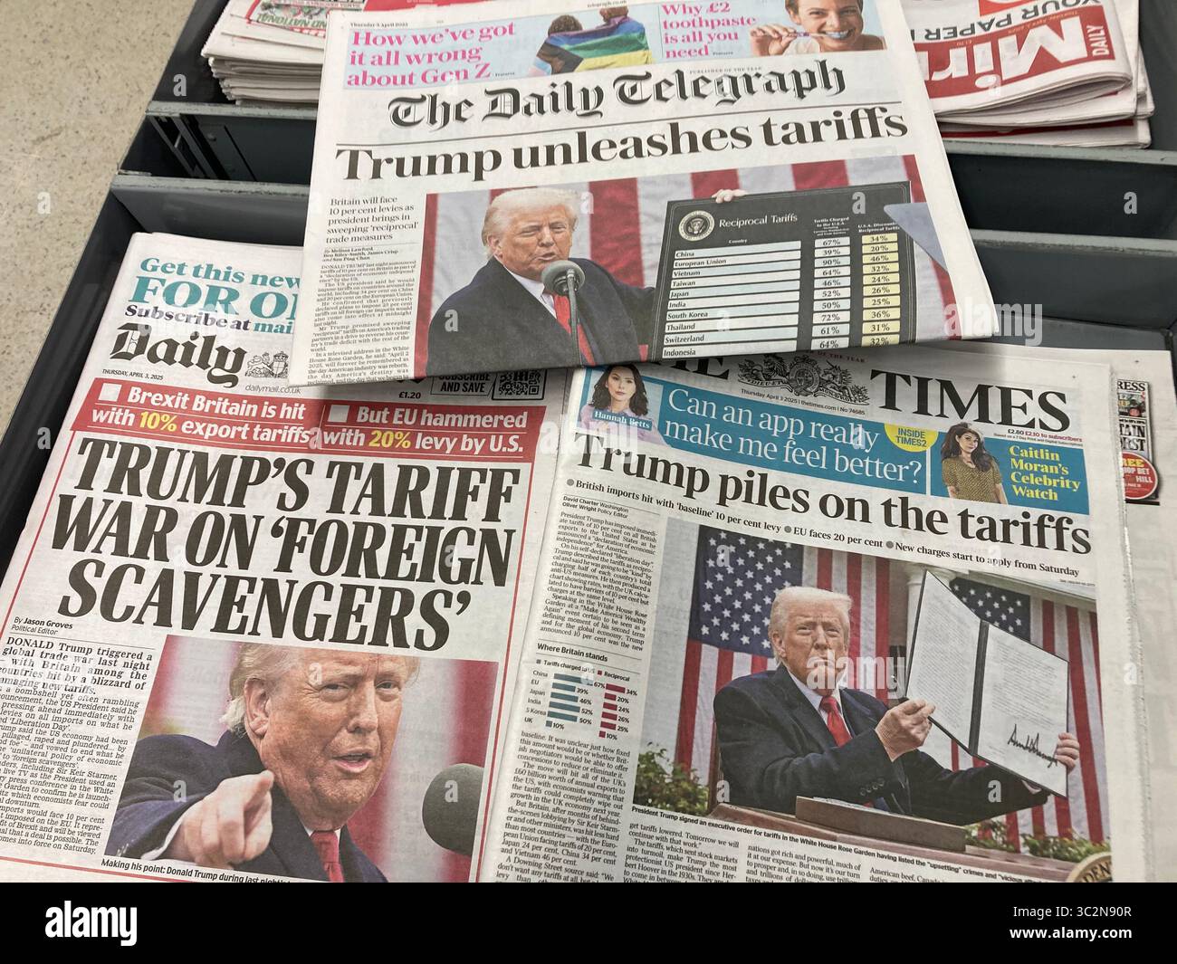 Les journaux britanniques avec Donald Trump déchaînent l'annonce du tarif du jour de la libération sur la première page , vu au kiosque à journaux. Usage éditorial exclusif Banque D'Images