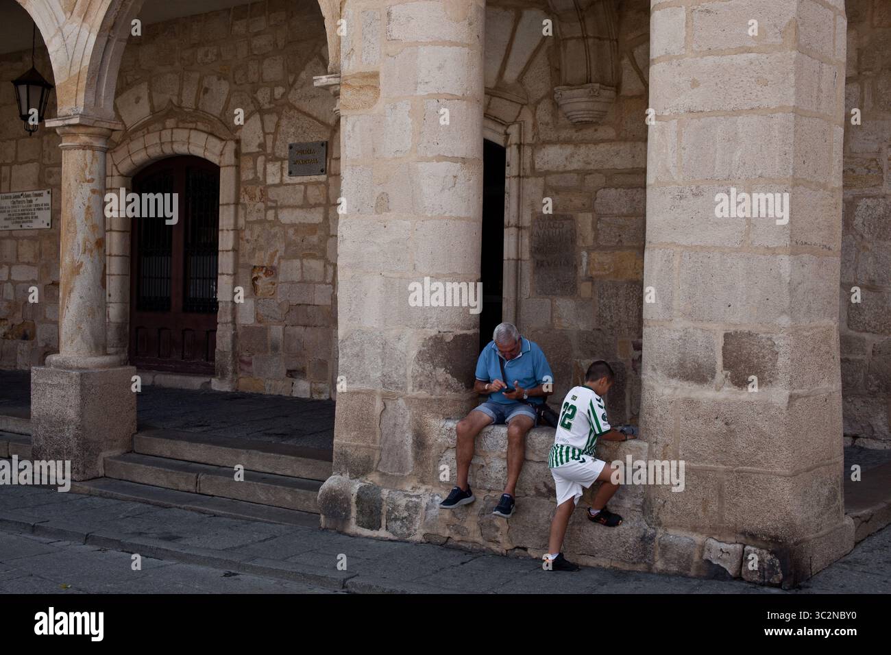 Père et fils à la Plaza Mayor de Zamora. Castilla y Leon, Espagne. Banque D'Images