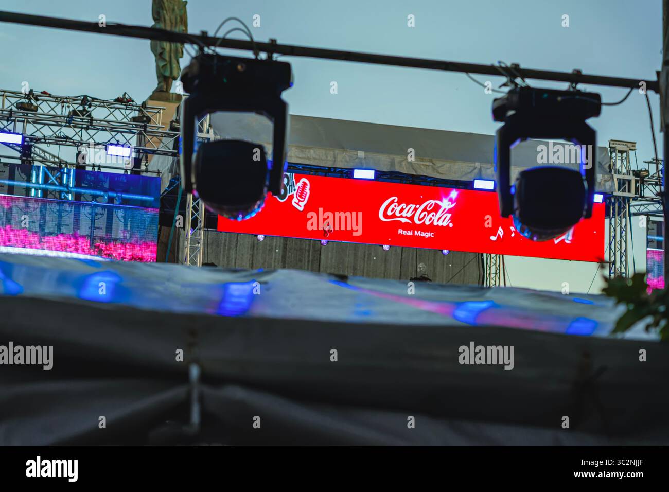 Logo Coca-Cola Real Magic affiché sur l'écran LED rouge au-dessus de la scène de concert avec des plates-formes d'éclairage. Coca-Cola The Voice Happy Energy Tour 2025, musique de Banque D'Images