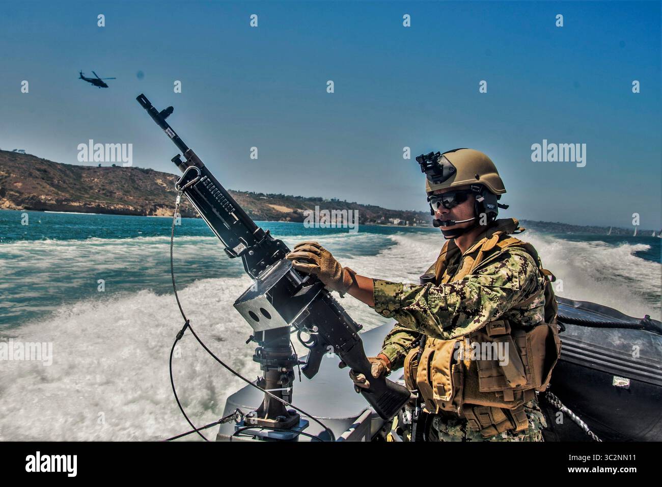 10 juillet 2019 - San Diego, Californie, États-Unis - le chef principal Boatswain Mate Bryan Barcena, affecté au Coastal Riverine Squadron (CRS) 3, possède une mitrailleuse M240 à bord du patrouilleur MKVI dans le cadre de la formation au niveau de l'unité. La Coastal Riverine Force est une capacité de base de la Marine qui assure la sécurité des ports et des ports, la sécurité des actifs de grande valeur et les opérations de sécurité maritime dans les voies navigables côtières et intérieures. (Crédit image : © U.S. Navy/ZUMA Wire/ZUMAPRESS.com) Banque D'Images