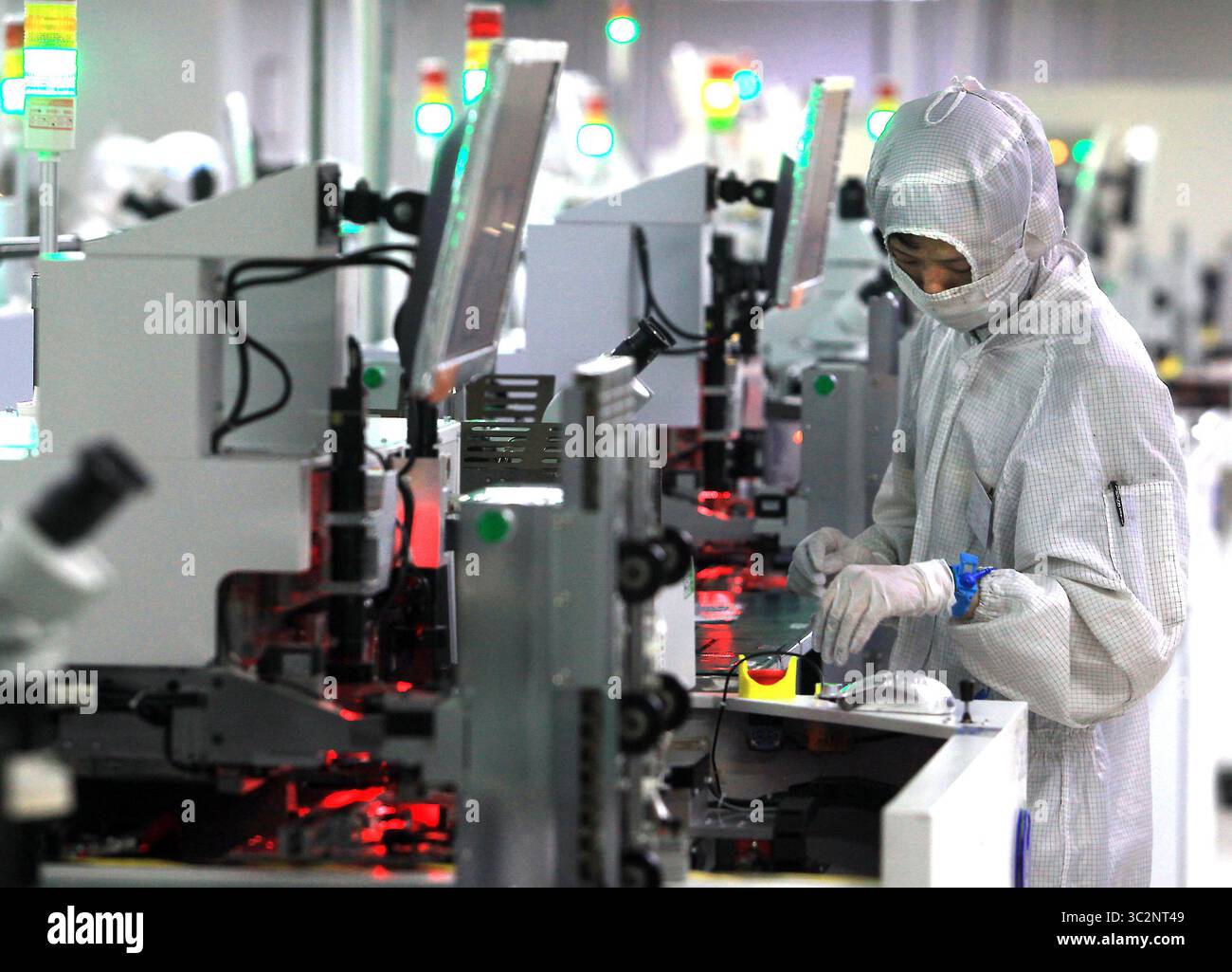 8 mai 2019 - Dongguan, PROVINCE DU GUANGDONG, CHINE - les techniciens chinois travaillent dans une salle blanche de Ruigu Optical Network Communications, l'un des secteurs commerciaux sous surveillance américaine, à Dongguan, province du Guangdong, le 8 mai 2019. Le président américain Donald Trump a donné suite à sa menace de relever les tarifs douaniers sur les exportations chinoises, marquant une forte escalade des tensions entre les deux plus grandes économies du monde. (Crédit image : © Todd Lee/ZUMA Wire) Banque D'Images