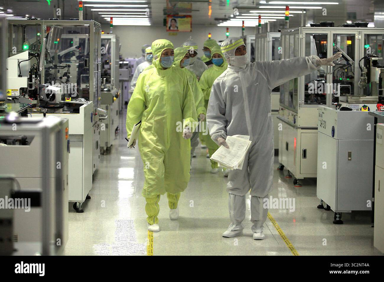 8 mai 2019 - Dongguan, PROVINCE DU GUANGDONG, CHINE - les techniciens chinois travaillent dans une salle blanche de Ruigu Optical Network Communications, l'un des secteurs commerciaux sous surveillance américaine, à Dongguan, province du Guangdong, le 8 mai 2019. Le président américain Donald Trump a donné suite à sa menace de relever les tarifs douaniers sur les exportations chinoises, marquant une forte escalade des tensions entre les deux plus grandes économies du monde. (Crédit image : © Todd Lee/ZUMA Wire) Banque D'Images