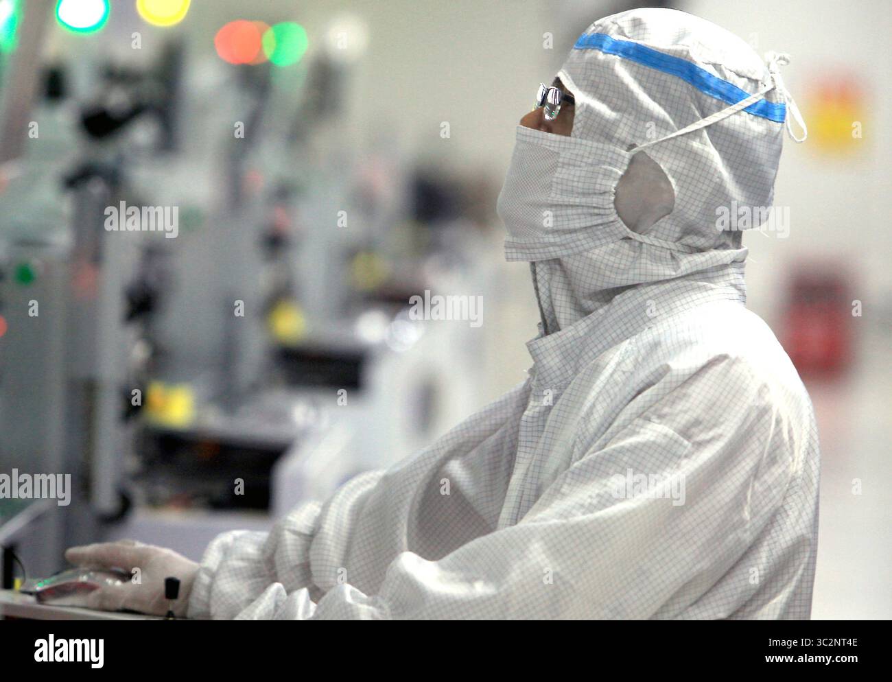 8 mai 2019 - Dongguan, PROVINCE DU GUANGDONG, CHINE - les techniciens chinois travaillent dans une salle blanche de Ruigu Optical Network Communications, l'un des secteurs commerciaux sous surveillance américaine, à Dongguan, province du Guangdong, le 8 mai 2019. Le président américain Donald Trump a donné suite à sa menace de relever les tarifs douaniers sur les exportations chinoises, marquant une forte escalade des tensions entre les deux plus grandes économies du monde. (Crédit image : © Todd Lee/ZUMA Wire) Banque D'Images