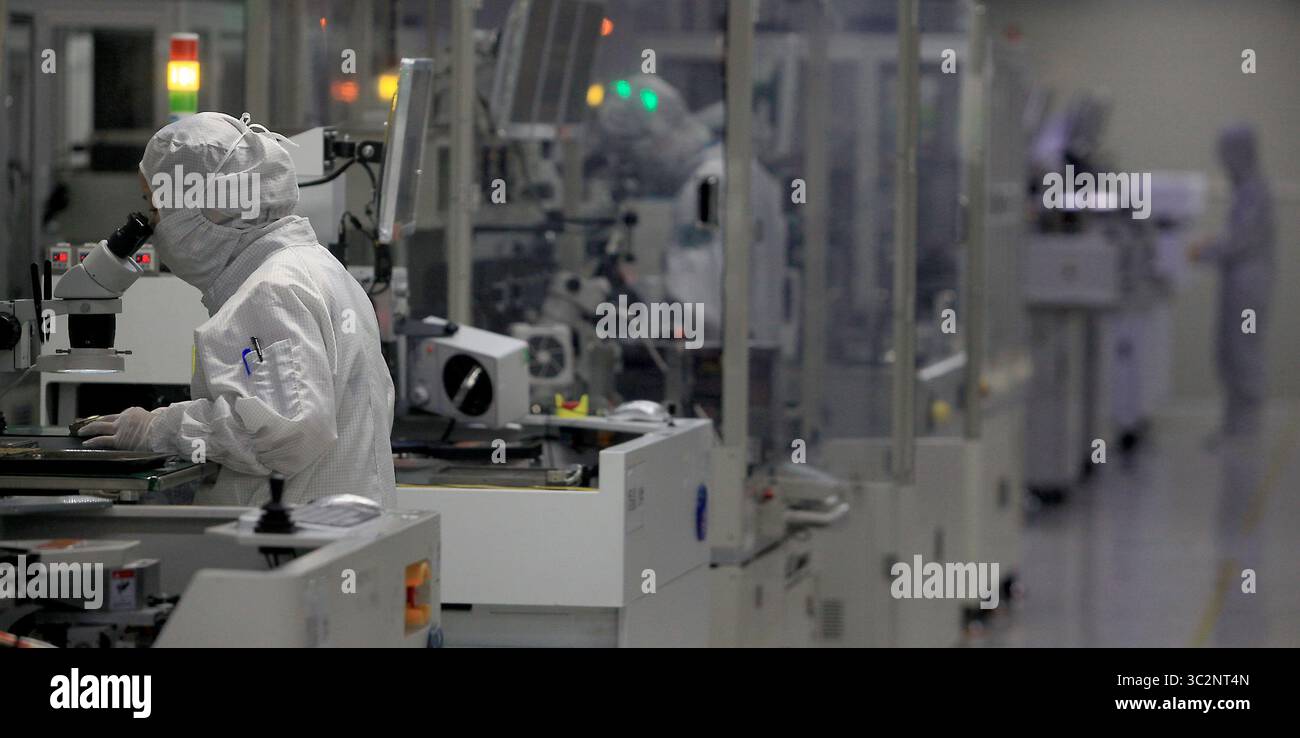 8 mai 2019 - Dongguan, PROVINCE DU GUANGDONG, CHINE - les techniciens chinois travaillent dans une salle blanche de Ruigu Optical Network Communications, l'un des secteurs commerciaux sous surveillance américaine, à Dongguan, province du Guangdong, le 8 mai 2019. Le président américain Donald Trump a donné suite à sa menace de relever les tarifs douaniers sur les exportations chinoises, marquant une forte escalade des tensions entre les deux plus grandes économies du monde. (Crédit image : © Todd Lee/ZUMA Wire) Banque D'Images