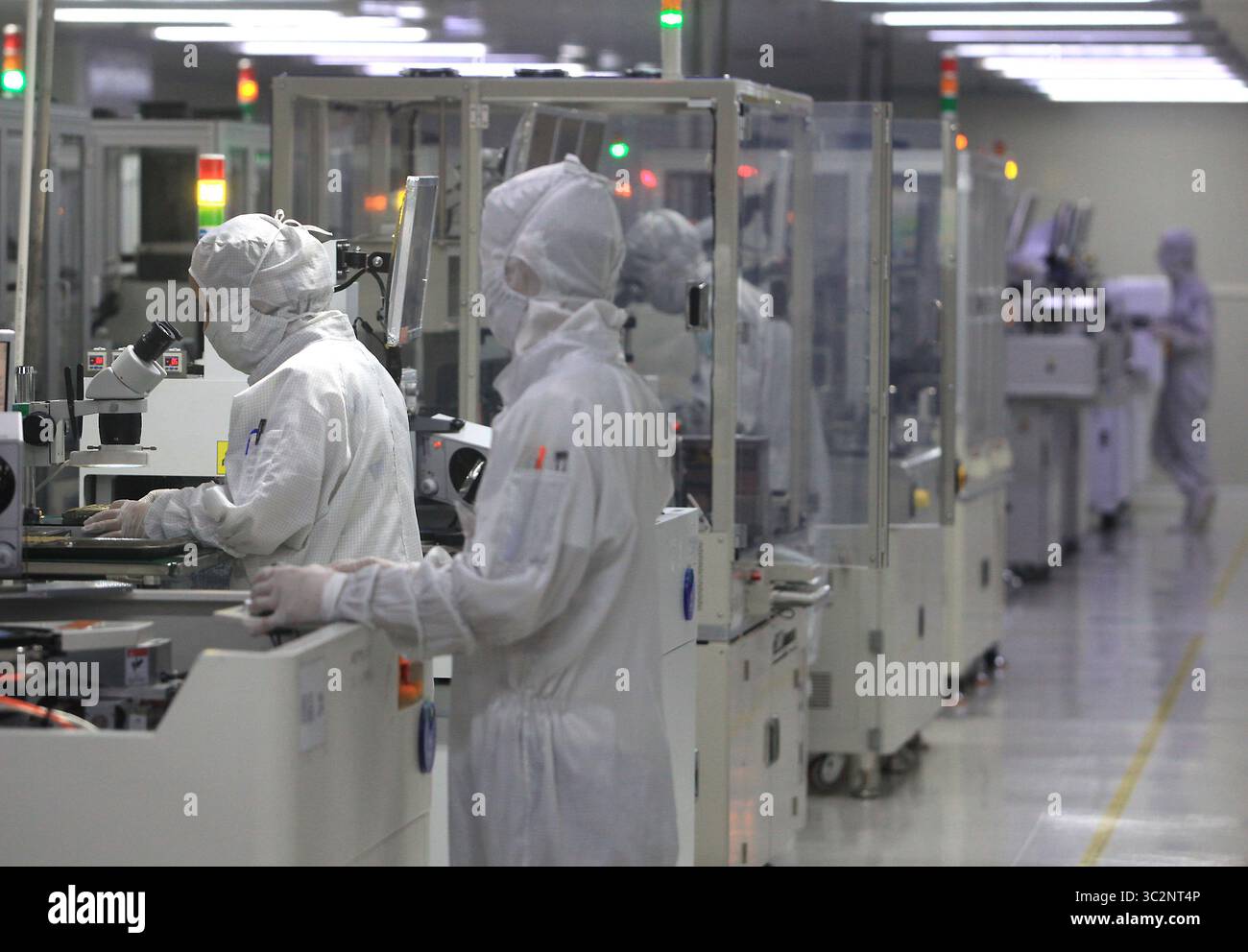 8 mai 2019 - Dongguan, PROVINCE DU GUANGDONG, CHINE - les techniciens chinois travaillent dans une salle blanche de Ruigu Optical Network Communications, l'un des secteurs commerciaux sous surveillance américaine, à Dongguan, province du Guangdong, le 8 mai 2019. Le président américain Donald Trump a donné suite à sa menace de relever les tarifs douaniers sur les exportations chinoises, marquant une forte escalade des tensions entre les deux plus grandes économies du monde. (Crédit image : © Todd Lee/ZUMA Wire) Banque D'Images