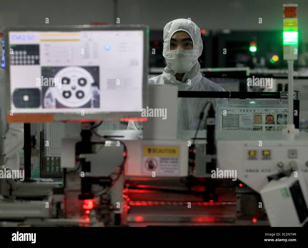 8 mai 2019 - Dongguan, PROVINCE DU GUANGDONG, CHINE - les techniciens chinois travaillent dans une salle blanche de Ruigu Optical Network Communications, l'un des secteurs commerciaux sous surveillance américaine, à Dongguan, province du Guangdong, le 8 mai 2019. Le président américain Donald Trump a donné suite à sa menace de relever les tarifs douaniers sur les exportations chinoises, marquant une forte escalade des tensions entre les deux plus grandes économies du monde. (Crédit image : © Todd Lee/ZUMA Wire) Banque D'Images