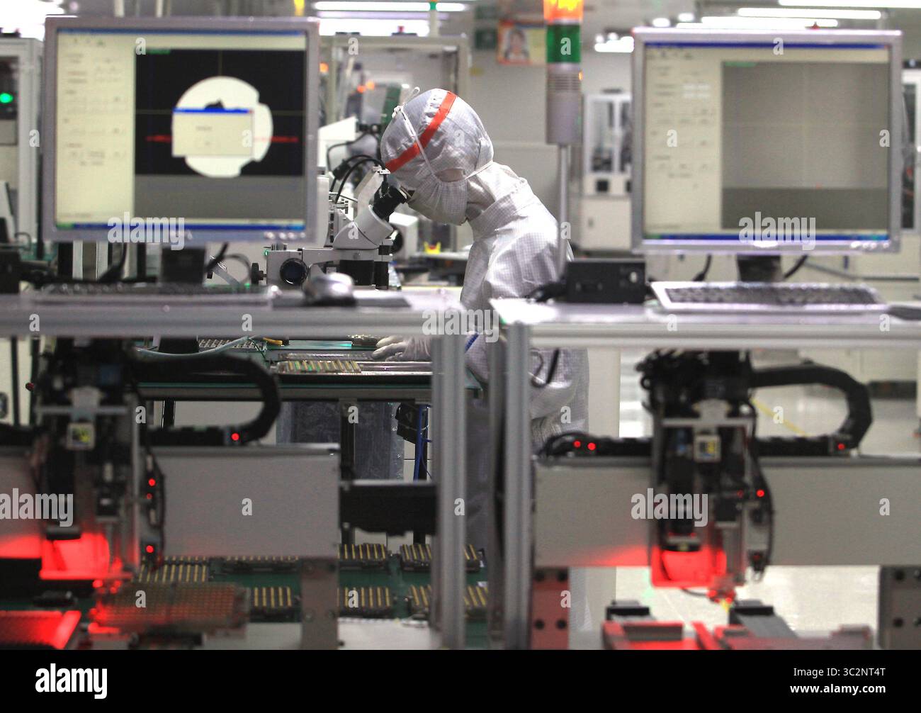 8 mai 2019 - Dongguan, PROVINCE DU GUANGDONG, CHINE - les techniciens chinois travaillent dans une salle blanche de Ruigu Optical Network Communications, l'un des secteurs commerciaux sous surveillance américaine, à Dongguan, province du Guangdong, le 8 mai 2019. Le président américain Donald Trump a donné suite à sa menace de relever les tarifs douaniers sur les exportations chinoises, marquant une forte escalade des tensions entre les deux plus grandes économies du monde. (Crédit image : © Todd Lee/ZUMA Wire) Banque D'Images