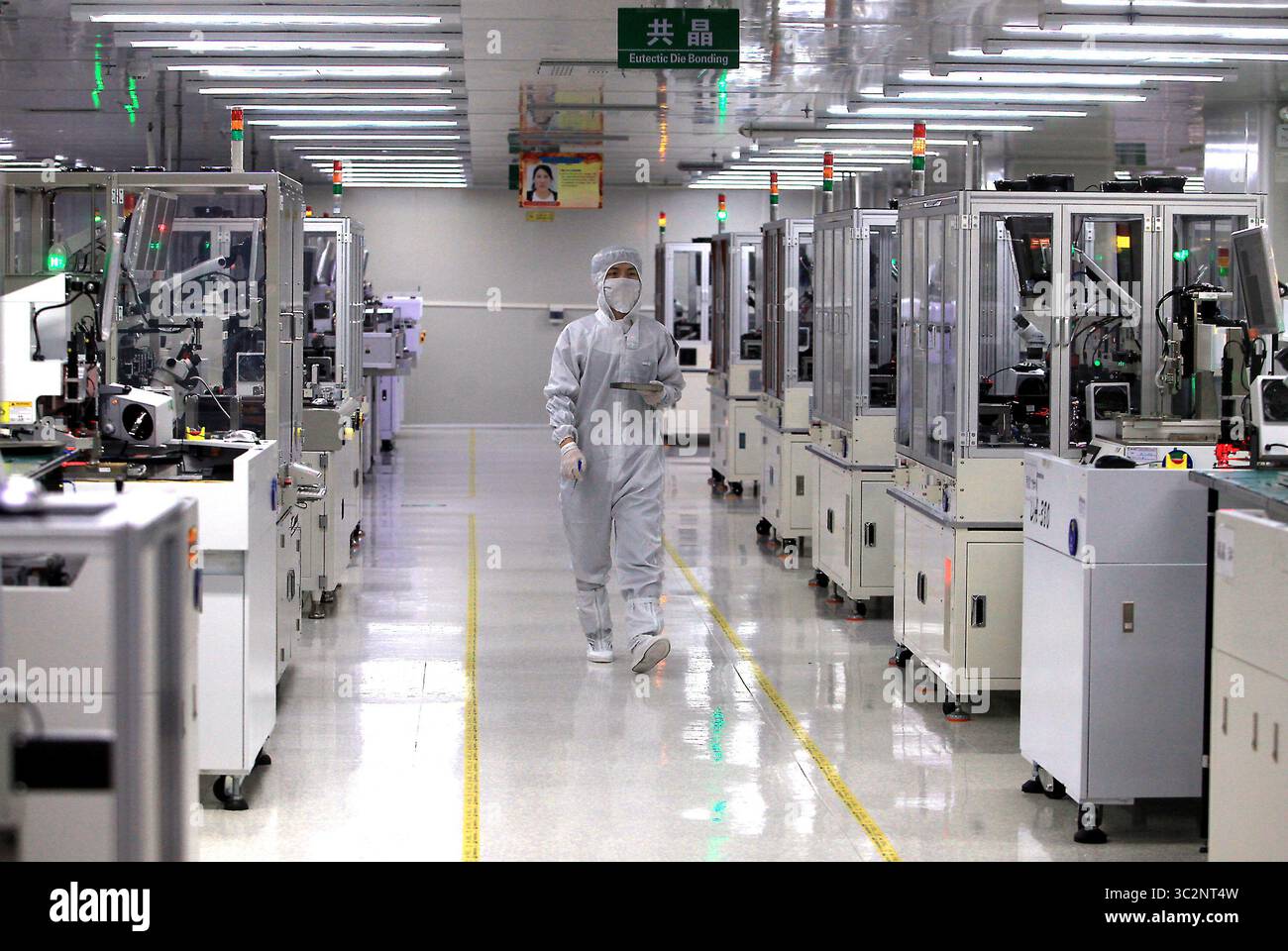 8 mai 2019 - Dongguan, PROVINCE DU GUANGDONG, CHINE - les techniciens chinois travaillent dans une salle blanche de Ruigu Optical Network Communications, l'un des secteurs commerciaux sous surveillance américaine, à Dongguan, province du Guangdong, le 8 mai 2019. Le président américain Donald Trump a donné suite à sa menace de relever les tarifs douaniers sur les exportations chinoises, marquant une forte escalade des tensions entre les deux plus grandes économies du monde. (Crédit image : © Todd Lee/ZUMA Wire) Banque D'Images