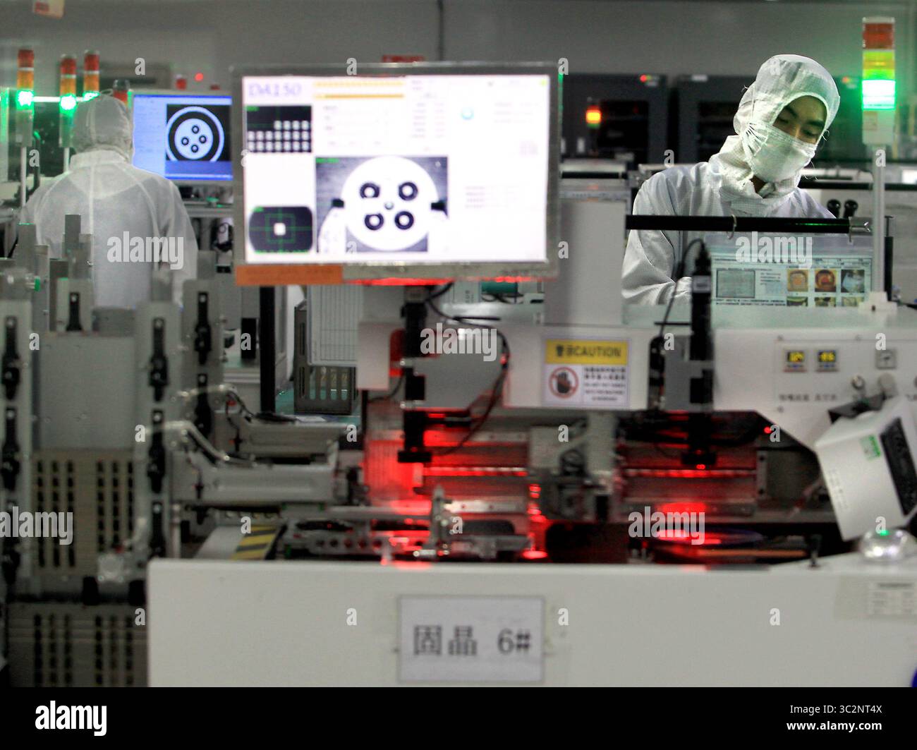 8 mai 2019 - Dongguan, PROVINCE DU GUANGDONG, CHINE - les techniciens chinois travaillent dans une salle blanche de Ruigu Optical Network Communications, l'un des secteurs commerciaux sous surveillance américaine, à Dongguan, province du Guangdong, le 8 mai 2019. Le président américain Donald Trump a donné suite à sa menace de relever les tarifs douaniers sur les exportations chinoises, marquant une forte escalade des tensions entre les deux plus grandes économies du monde. (Crédit image : © Todd Lee/ZUMA Wire) Banque D'Images