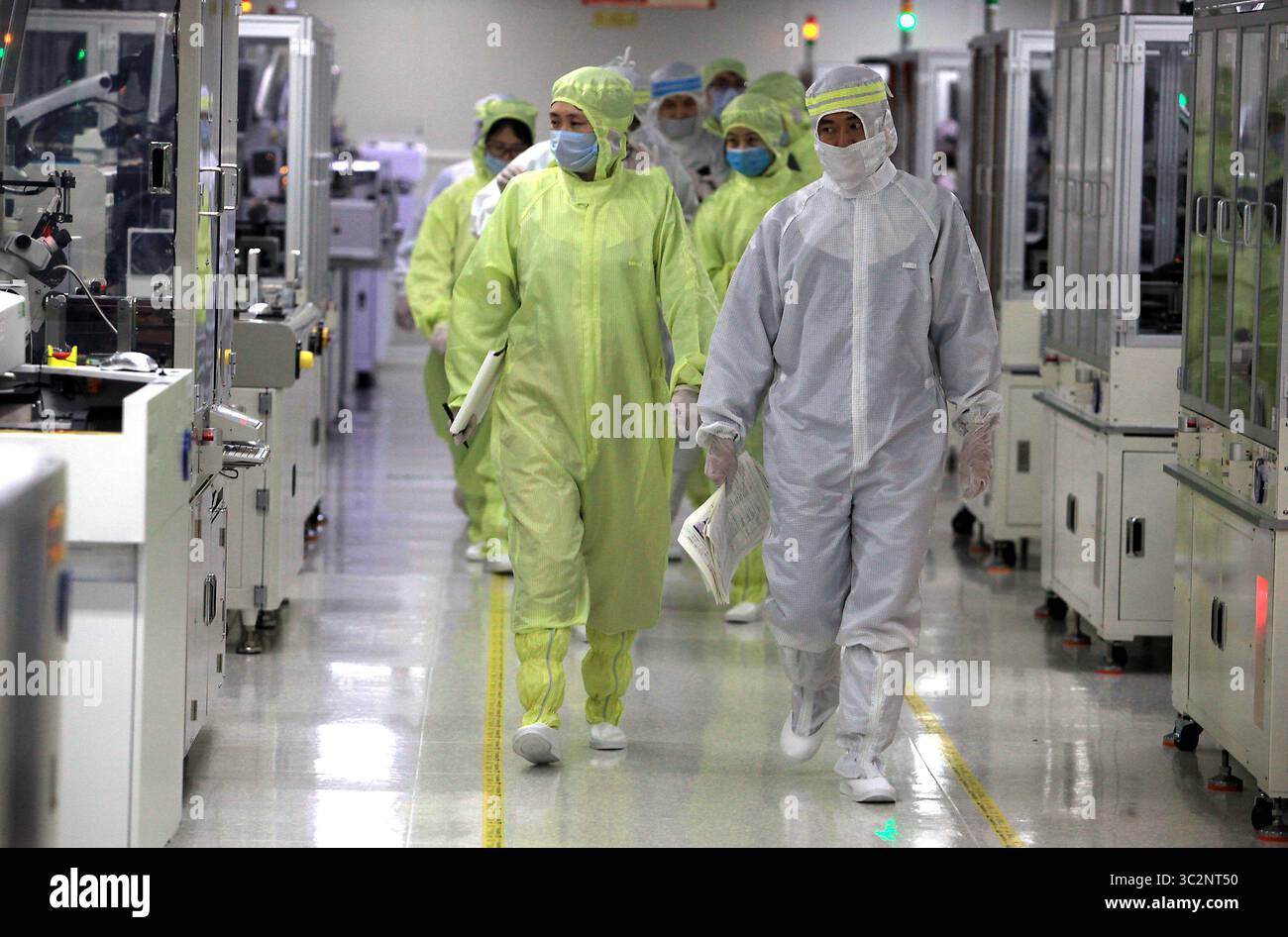 8 mai 2019 - Dongguan, PROVINCE DU GUANGDONG, CHINE - les techniciens chinois travaillent dans une salle blanche de Ruigu Optical Network Communications, l'un des secteurs commerciaux sous surveillance américaine, à Dongguan, province du Guangdong, le 8 mai 2019. Le président américain Donald Trump a donné suite à sa menace de relever les tarifs douaniers sur les exportations chinoises, marquant une forte escalade des tensions entre les deux plus grandes économies du monde. (Crédit image : © Todd Lee/ZUMA Wire) Banque D'Images