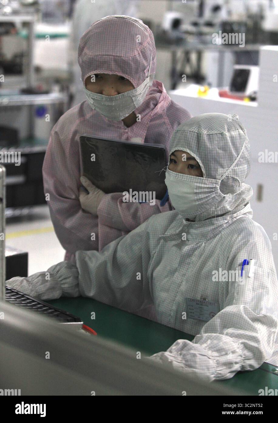 8 mai 2019 - Dongguan, PROVINCE DU GUANGDONG, CHINE - les techniciens chinois travaillent dans une salle blanche de Ruigu Optical Network Communications, l'un des secteurs commerciaux sous surveillance américaine, à Dongguan, province du Guangdong, le 8 mai 2019. Le président américain Donald Trump a donné suite à sa menace de relever les tarifs douaniers sur les exportations chinoises, marquant une forte escalade des tensions entre les deux plus grandes économies du monde. (Crédit image : © Todd Lee/ZUMA Wire) Banque D'Images