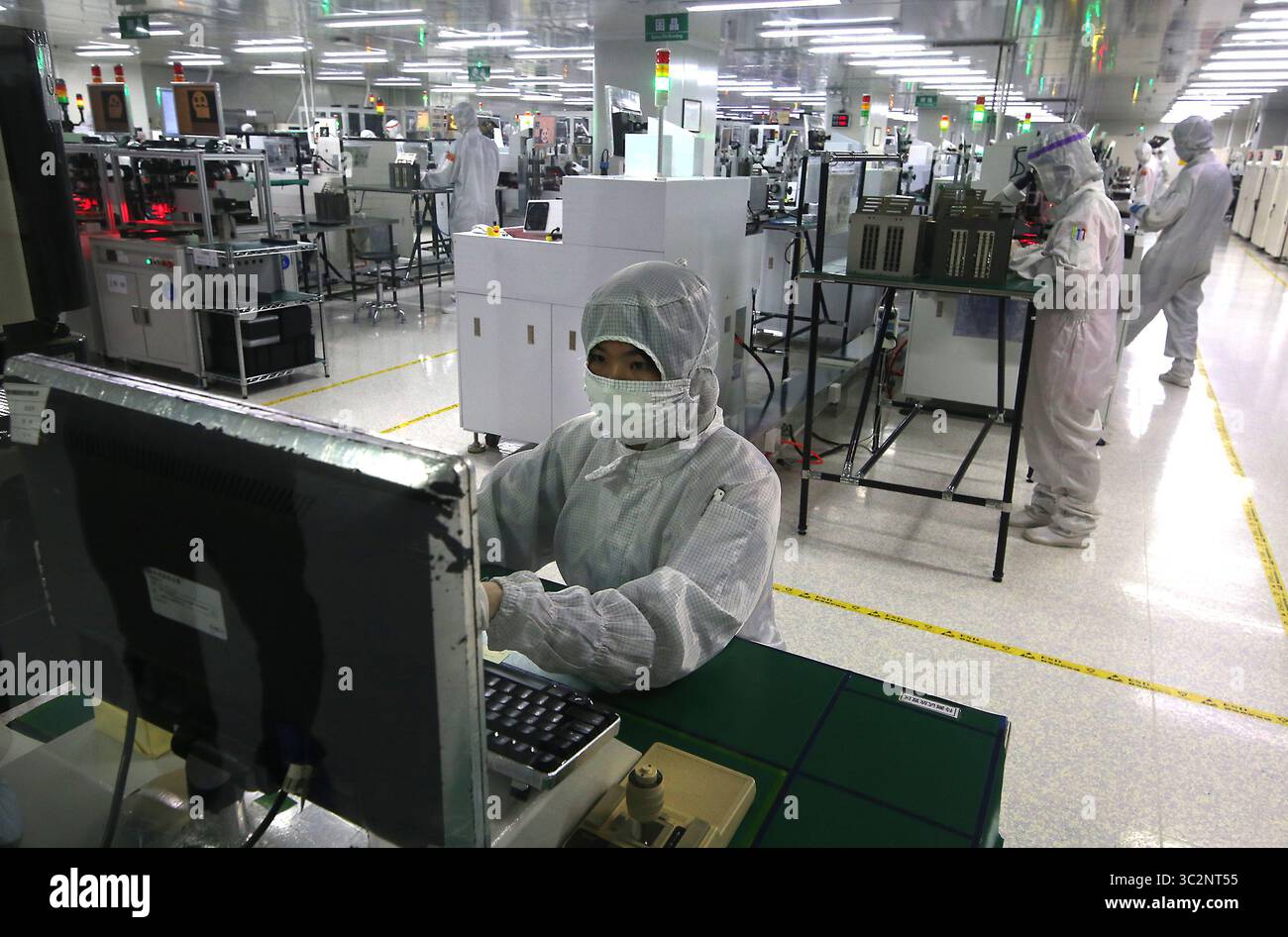 8 mai 2019 - Dongguan, PROVINCE DU GUANGDONG, CHINE - les techniciens chinois travaillent dans une salle blanche de Ruigu Optical Network Communications, l'un des secteurs commerciaux sous surveillance américaine, à Dongguan, province du Guangdong, le 8 mai 2019. Le président américain Donald Trump a donné suite à sa menace de relever les tarifs douaniers sur les exportations chinoises, marquant une forte escalade des tensions entre les deux plus grandes économies du monde. (Crédit image : © Todd Lee/ZUMA Wire) Banque D'Images