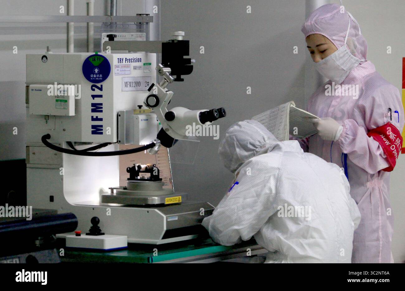 8 mai 2019 - Dongguan, PROVINCE DU GUANGDONG, CHINE - les techniciens chinois travaillent dans une salle blanche de Ruigu Optical Network Communications, l'un des secteurs commerciaux sous surveillance américaine, à Dongguan, province du Guangdong, le 8 mai 2019. Le président américain Donald Trump a donné suite à sa menace de relever les tarifs douaniers sur les exportations chinoises, marquant une forte escalade des tensions entre les deux plus grandes économies du monde. (Crédit image : © Todd Lee/ZUMA Wire) Banque D'Images