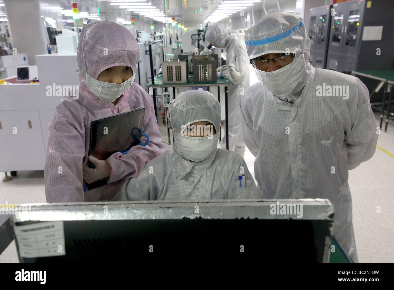 8 mai 2019 - Dongguan, PROVINCE DU GUANGDONG, CHINE - les techniciens chinois travaillent dans une salle blanche de Ruigu Optical Network Communications, l'un des secteurs commerciaux sous surveillance américaine, à Dongguan, province du Guangdong, le 8 mai 2019. Le président américain Donald Trump a donné suite à sa menace de relever les tarifs douaniers sur les exportations chinoises, marquant une forte escalade des tensions entre les deux plus grandes économies du monde. (Crédit image : © Todd Lee/ZUMA Wire) Banque D'Images