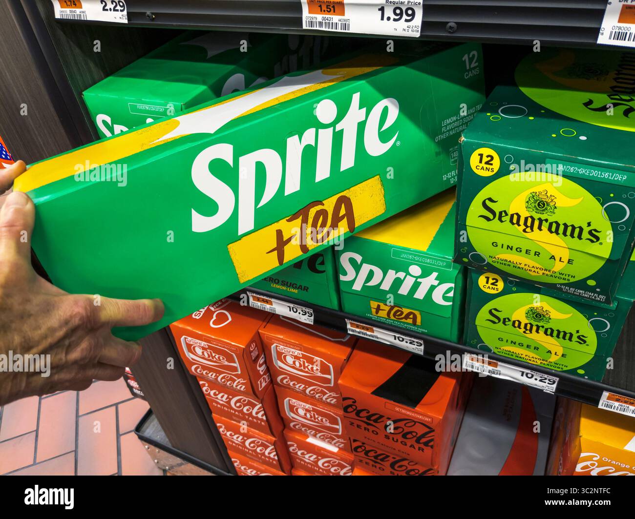 Un acheteur choisit une caisse de canettes de Coca-Cola’s Sprite + Tea soda dans un supermarché de New York le mercredi 16 juillet 2025. Inspiré par un mème TikTok ajoutant du thé glacé à Sprite, Coca-Cola a concocté cette boisson épargnant aux consommateurs l'effort de combiner les boissons eux-mêmes. La boisson fantaisie ne sera disponible que jusqu'en octobre. (© Richard B. Levine) Banque D'Images