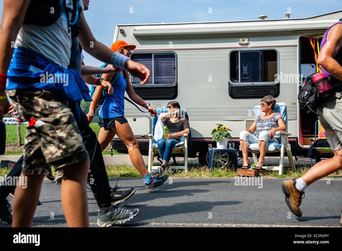 18 juillet 2019 - Nimègue, Gueldre, pays-Bas - deux femmes regardent les participantes marcher pendant la troisième journée..puisqu'il s'agit du plus grand événement de marche de plusieurs jours de worldâ, la marche de quatre jours est considérée comme le meilleur exemple d'esprit sportif et de liens internationaux entre militaires et femmes et civils de nombreux pays différents. Le parcours du troisième jour est très connu en raison de ses sept collines, qui sont toujours un défi pour les marcheurs. Certains des quartiers de Nimègue célèbrent l'arrivée des marcheurs en décorant les extérieurs des maisons et en organisant de grandes fêtes, ce qui est ALW Banque D'Images
