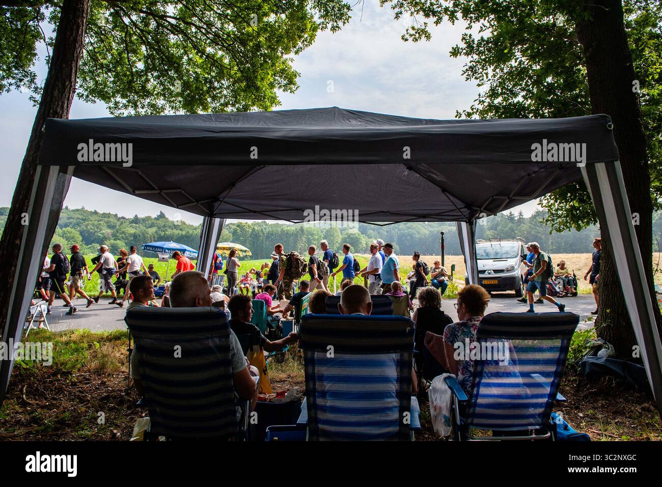 18 juillet 2019 - Nimègue, Gueldre, pays-Bas - les participants marchent sur les collines pendant que le public regarde pendant la troisième journée..puisqu'il s'agit du plus grand événement de marche de plusieurs jours de worldâ€™, la marche de quatre jours est considérée comme le meilleur exemple d'esprit sportif et de liens internationaux entre militaires, femmes et civils de nombreux pays différents. Le parcours du troisième jour est très connu en raison de ses sept collines, qui sont toujours un défi pour les marcheurs. Certains des quartiers de Nimègue célèbrent l'arrivée des marcheurs en décorant les extérieurs des maisons et en faisant la grande fête Banque D'Images