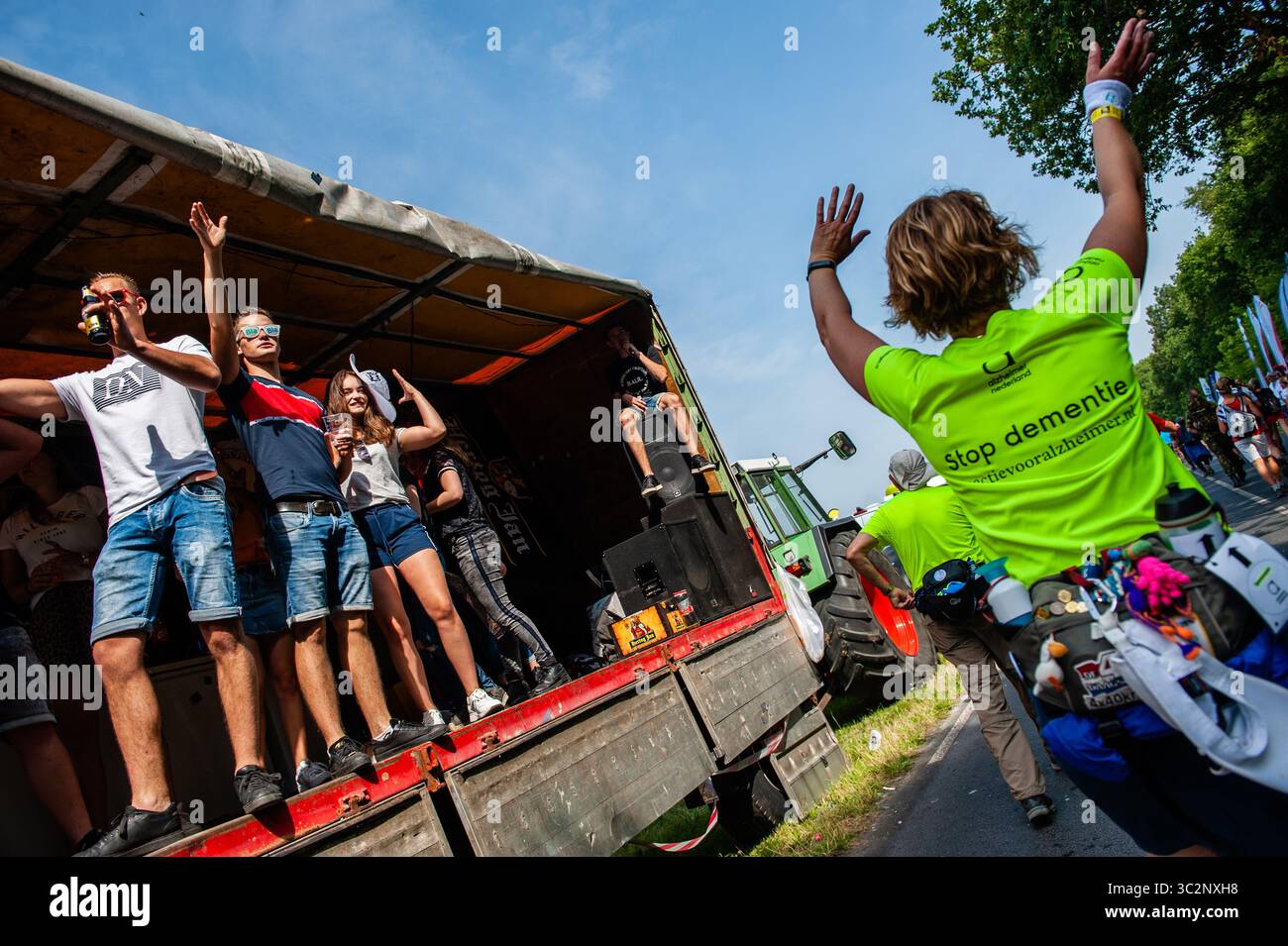 18 juillet 2019 - Nijmegen, Gueldre, Pays-Bas - Les jeunes participants applaudissent d'un camion au cours de la troisième journée..Puisqu'il est le plus grand événement de marche de plusieurs jours, les quatre jours le mois de mars est considéré comme le premier exemple d'esprit sportif et les liens entre militaires et civils et les femmes de nombreux pays différents. Le troisième jour à vélo est bien connue en raison de ses sept collines, qui sont toujours un défi pour les marcheurs. Certains des quartiers de Nijmegen célébrer l'arrivée des promeneurs en décorant les façades de maisons et beaucoup de parties, wh Banque D'Images