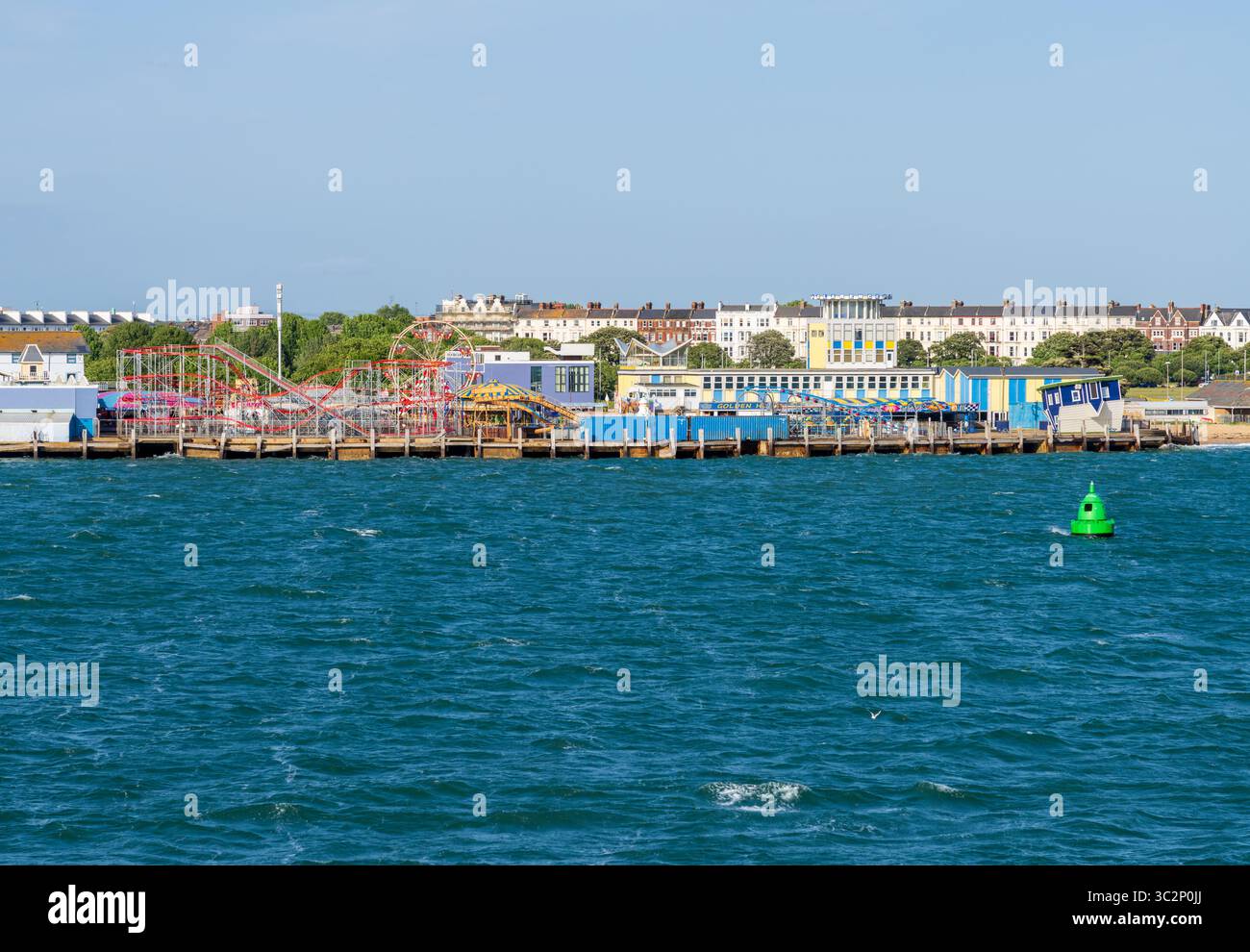 Portsmouth, Angleterre - 1er juin 2025 : parc d'attractions Clarence Pier et foire funiculaire sur le littoral de Southsea Banque D'Images