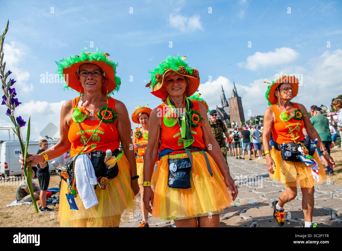 19 juillet 2019 - Nimègue, Gueldre, pays-Bas - les femmes portant des vêtements aux couleurs de la marche Vierdaagse pendant l'événement..puisqu'il s'agit du plus grand événement de marche de plusieurs jours de worldâ, la marche de quatre jours est considérée comme le meilleur exemple de l'esprit sportif et du lien international entre les militaires, les femmes et les civils de nombreux pays. Cette année marque le 75e anniversaire du pont flottant qui a été érigé chaque année temporairement au-dessus de la Meuse à Cuijk. Les derniers kilomètres sont à la rue via Gladiola, où comme la tradition chaque participant porte gla Banque D'Images