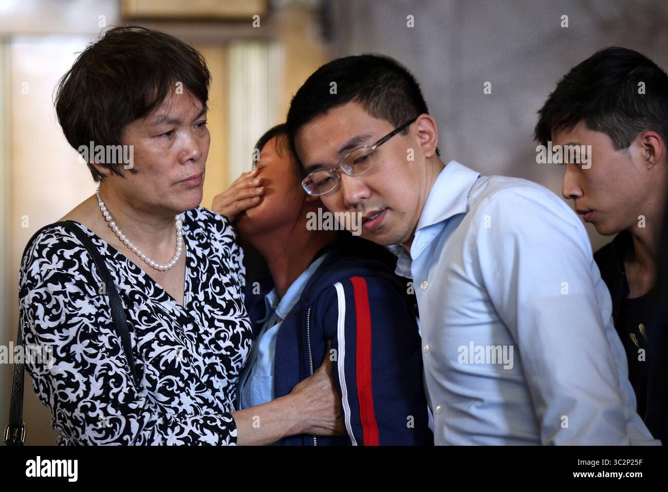 19 juillet 2019 - États-Unis - Lifeng Ye, deuxième à partir de la gauche, la mère de l'universitaire tuée Yingying Zhang, est soutenue par un ami Lin Guiping, à gauche, le petit ami de Yingying Xiaolin Hou et le frère de Yingying Zhengyang Zhang, à droite, lors d'une conférence de presse au palais de justice des États-Unis à Peoria, Ill., le jeudi 18 juillet 2019, après Brendt Christensen a été condamné à perpétuité dans la prison fédérale sans possibilité de libération pour avoir tué Yingying Zhang. (Crédit image : © TNS via ZUMA Wire) Banque D'Images 19 juillet 2019 - États-Unis - Lifeng Ye, deuxième à partir de la gauche, la mère de l'universitaire tuée Yingying Zhang, est soutenue par un ami Lin Guiping, à gauche, le petit ami de Yingying Xiaolin Hou et le frère de Yingying Zhengyang Zhang, à droite, lors d'une conférence de presse au palais de justice des États-Unis à Peoria, Ill., le jeudi 18 juillet 2019, après Brendt Christensen a été condamné à perpétuité dans la prison fédérale sans possibilité de libération pour avoir tué Yingying Zhang. (Crédit image : © TNS via ZUMA Wire) Banque D'Images