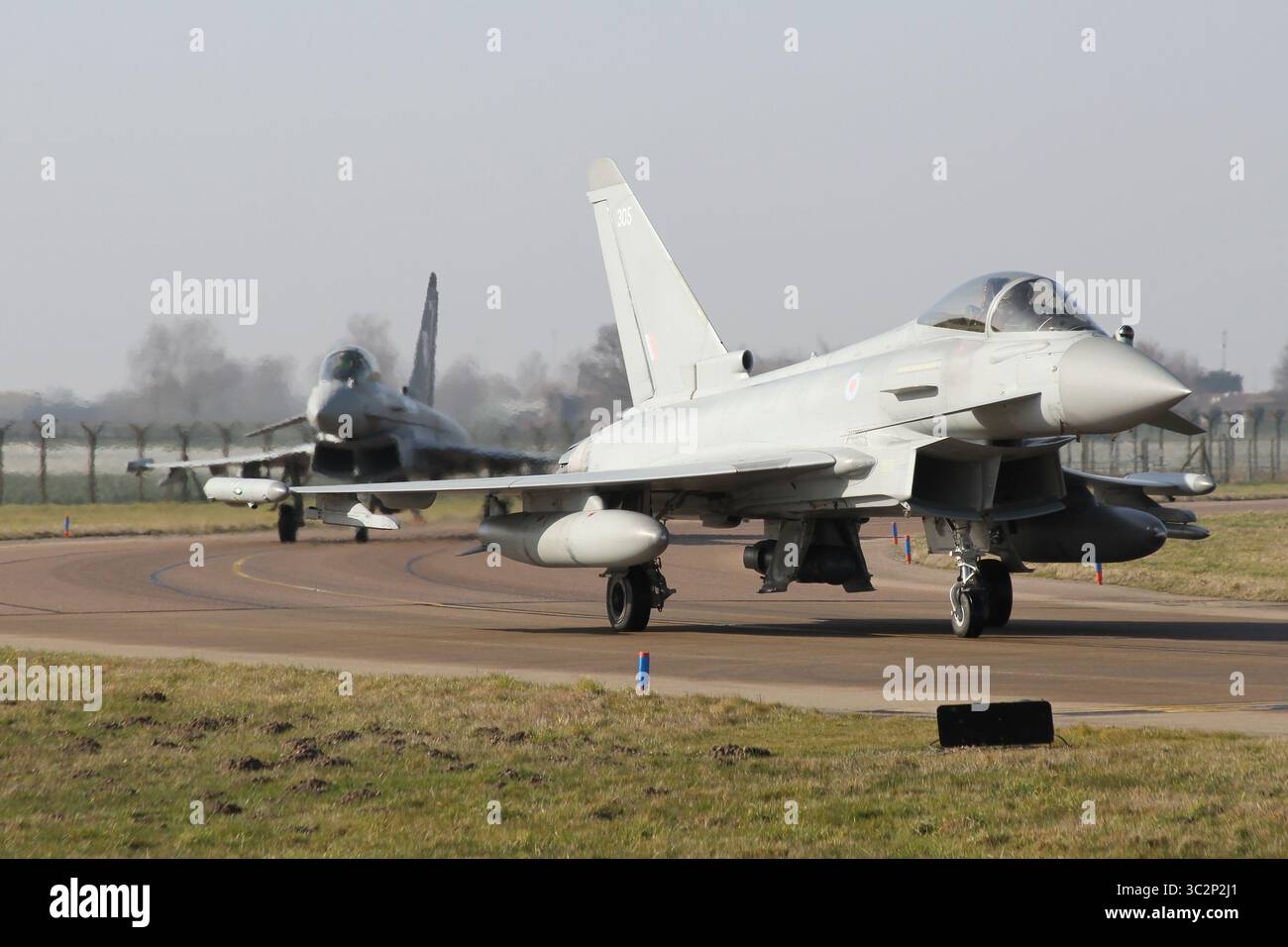 Typhon FGR4 de la RAF du 11 Squadron The Southern taxiway à RAF Coningsby dans le Lincolnshire. Banque D'Images