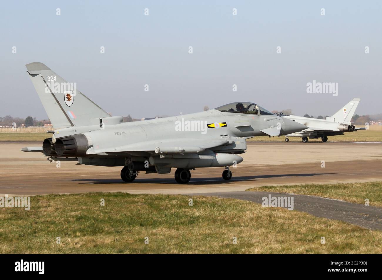 Typhon FGR4 de la RAF du 11 Squadron The Southern taxiway à RAF Coningsby dans le Lincolnshire. Banque D'Images
