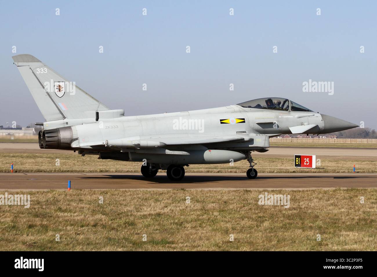 Typhon FGR4 de la RAF du 11 Squadron The Southern taxiway à RAF Coningsby dans le Lincolnshire. Banque D'Images