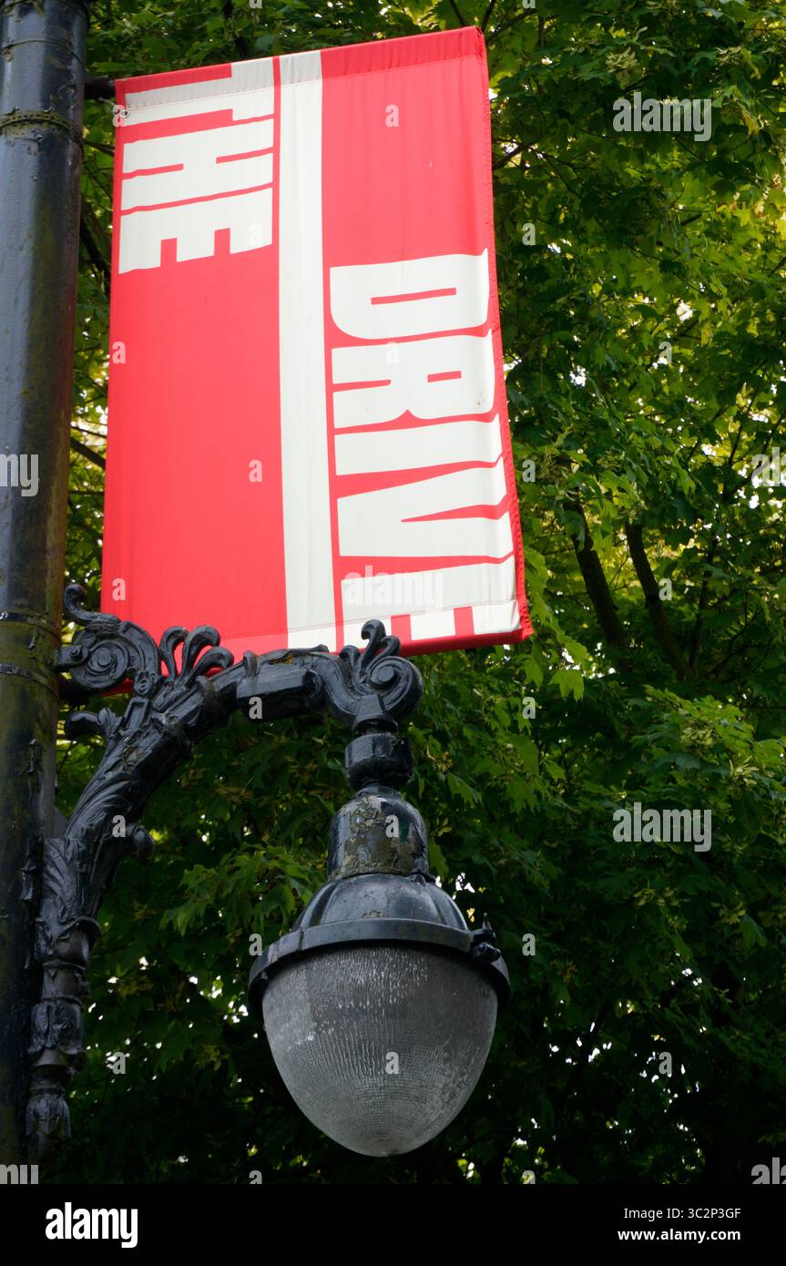 Gros plan d'une bannière décorative sur un lampadaire orné sur commercial Drive à Little Italy, Vancouver, BC, Canada Banque D'Images