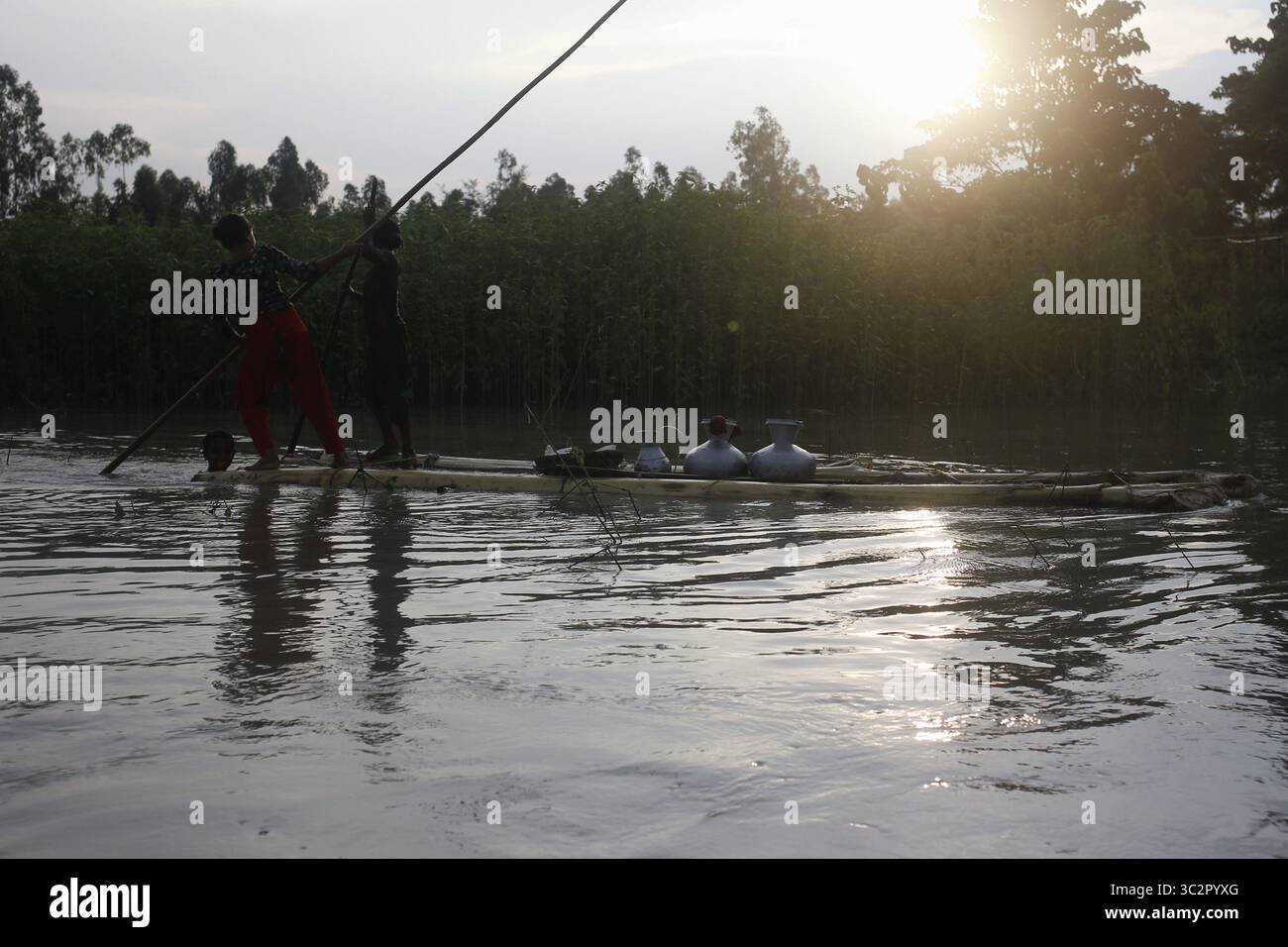 25 juillet 2019, Kurigraom : les enfants portent l'eau potable à partir de puits à proximité sur un radeau près de la zone touchée par les inondations d'Pangarchor, Kurigram. Ces dernières, de fortes pluies diluviennes dans la région de l'augmentation du niveau de l'eau Cours d Dharla river et s'écoulait beaucoup de villages de Kurigram qui créent la pénurie d'eau potable. (Crédit Image : © MD Mehedi Hasan/Zuma sur le fil) Banque D'Images