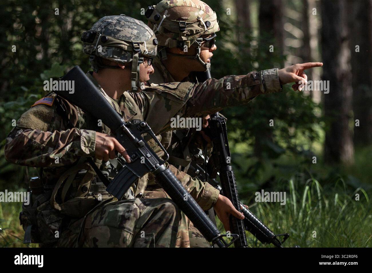 21 juillet 2019 - Fort McCoy, Wisconsin, États-Unis - Joseph White et un autre soldat regardent vers un point de ravitaillement en munitions lors d'un exercice à Fort McCoy, Wisconsin, le 21 juillet 2019. (Crédit image : © U.S. Army/ZUMA Wire/ZUMAPRESS.com) Banque D'Images