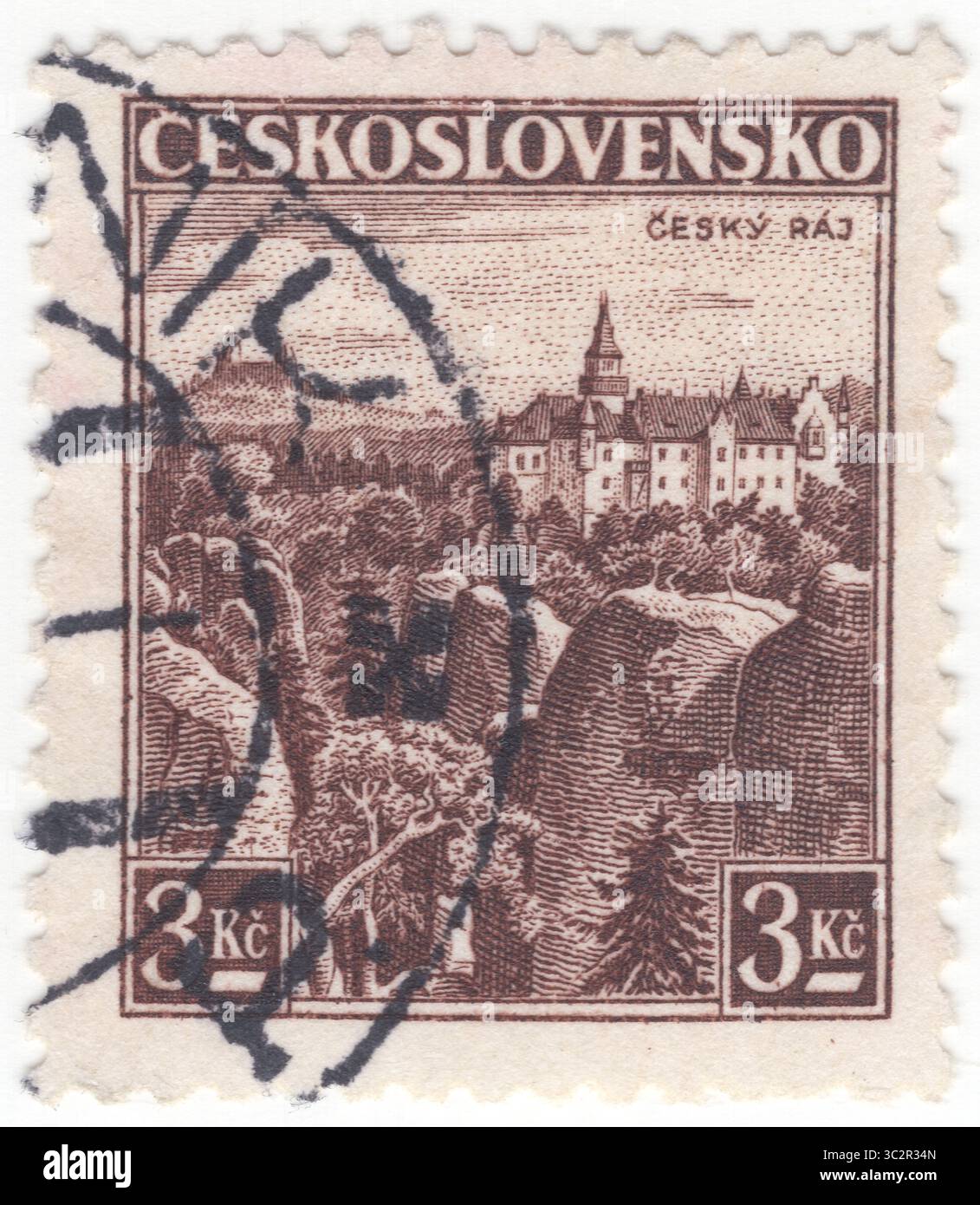 TCHÉCOSLOVAQUIE - 1936 août : timbre-poste marron à 3 couronnes représentant une vue du château de Český ráj (paradis de Bohême), est une zone paysagère protégée, région naturelle et culturelle de la République tchèque. Bohemian Paradise est aussi le nom d'un géoparc d'une superficie de 830 kilomètres carrés, qui est le seul géoparc mondial de l'UNESCO en République tchèque. Il est situé près de Prague et s'étend dans les régions de Bohême centrale, Hradec Králové et Liberec. La région est située entre les villes de Jičín, Turnov, Mnichovo Hradiště Železný Brod et Sobotka. La rivière principale de la région est la Jizera Banque D'Images