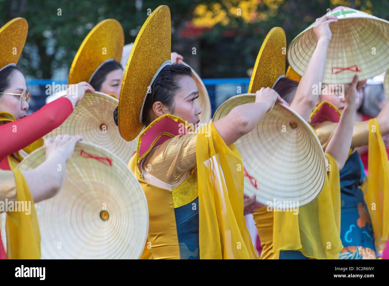 Des femmes vietnamiennes avec des chapeaux Ao Dai au début du défilé du Stampede de Calgary, Alberta Canada Banque D'Images